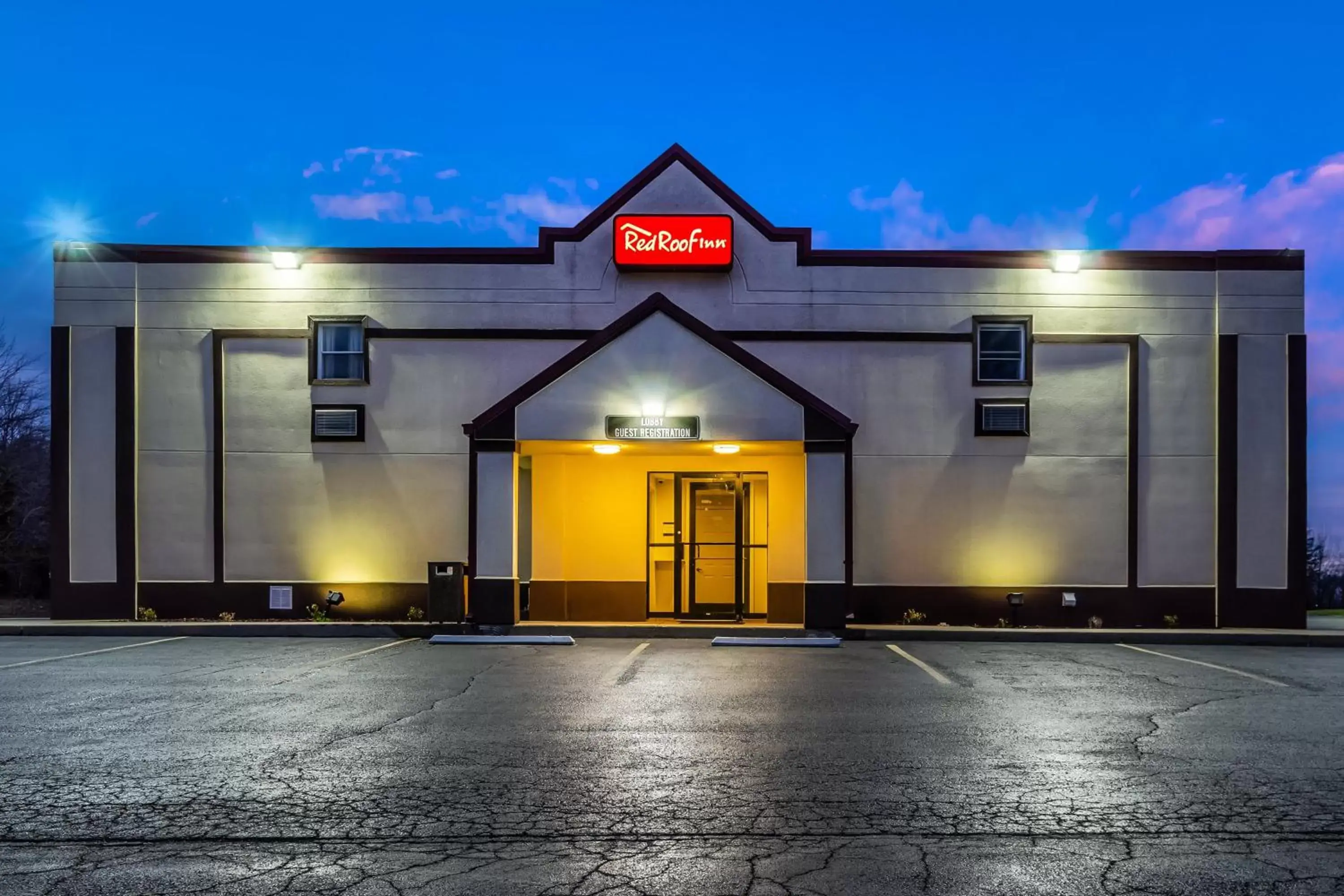 Facade/entrance, Property Building in Red Roof Inn Scottsburg