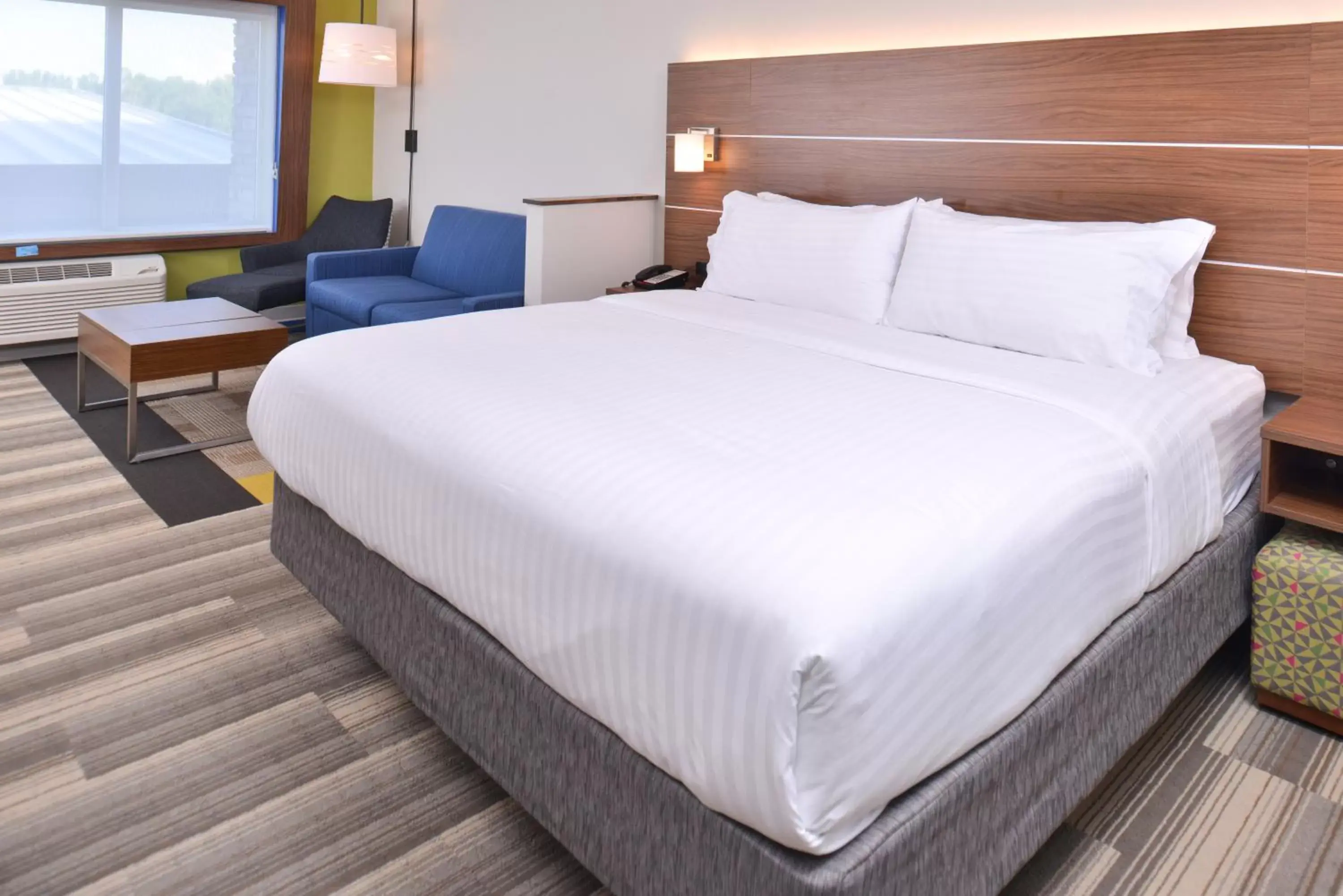 Photo of the whole room, Bed in Holiday Inn Express & Suites Omaha Airport, an IHG Hotel