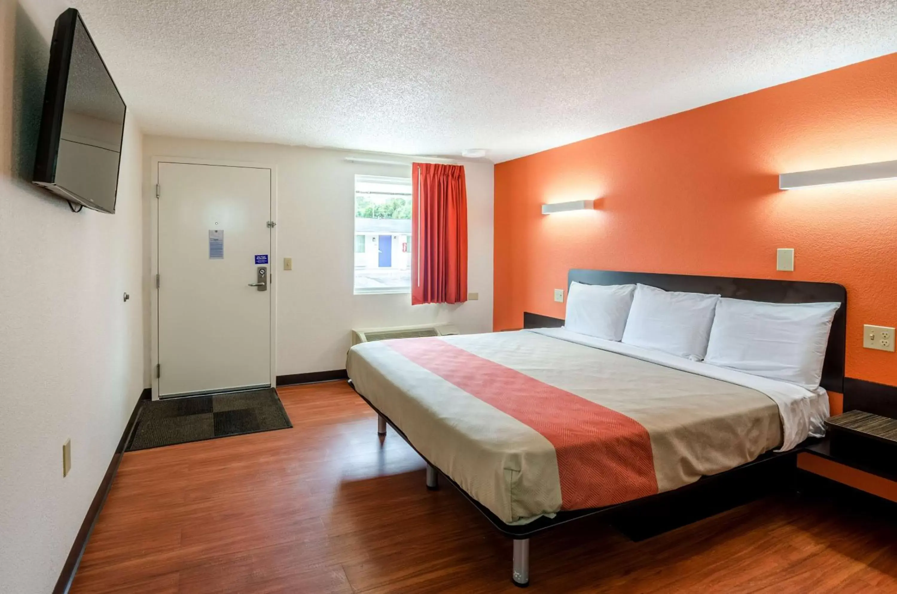 TV and multimedia, Bed in Motel 6-Troutville, VA