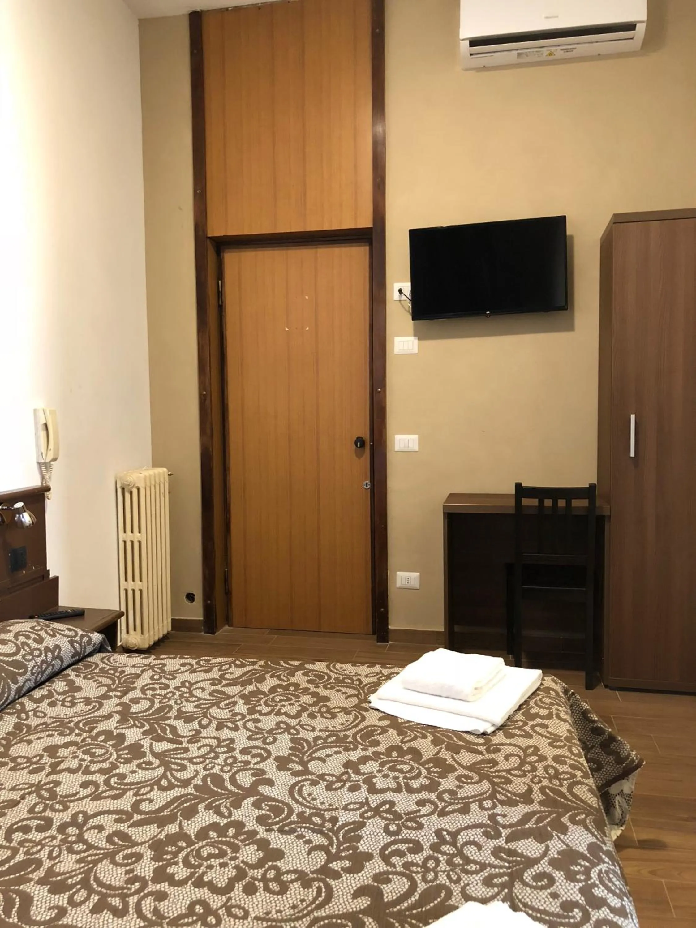 Photo of the whole room in Albergo Corvetto Corso Lodi