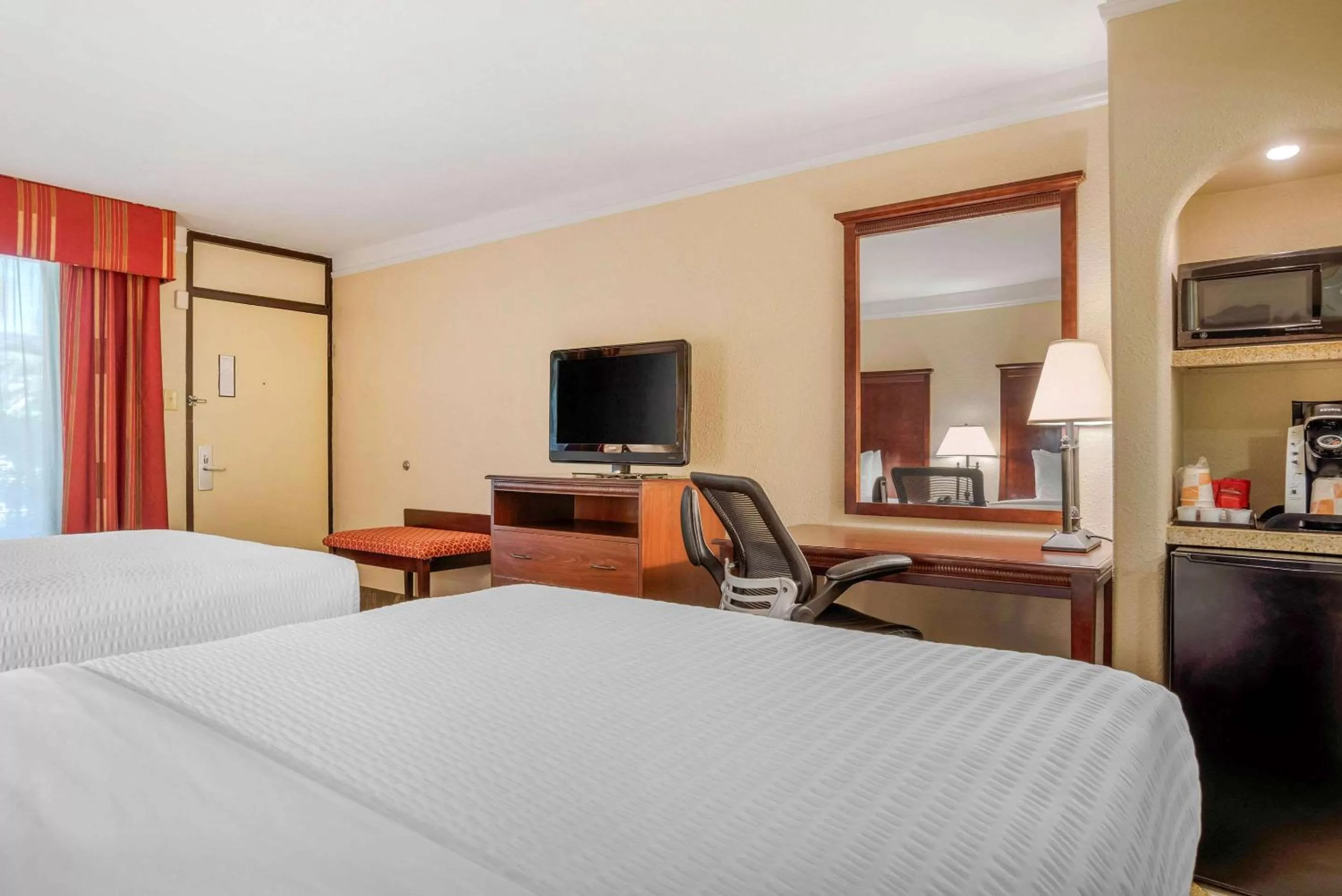 Photo of the whole room, Bed in Clarion Inn Conference Center