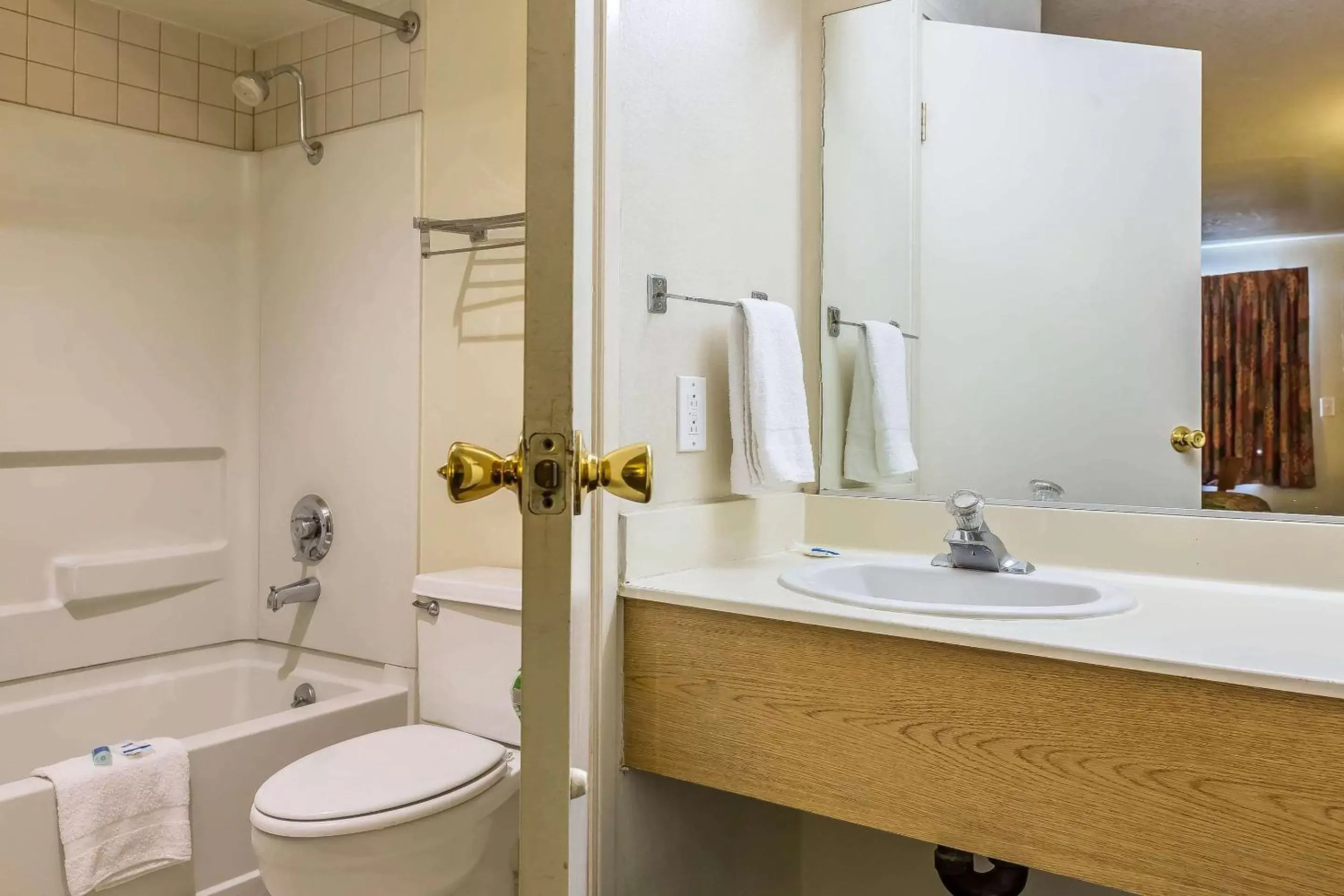 Bathroom in Rodeway Inn Magic Mountain Area