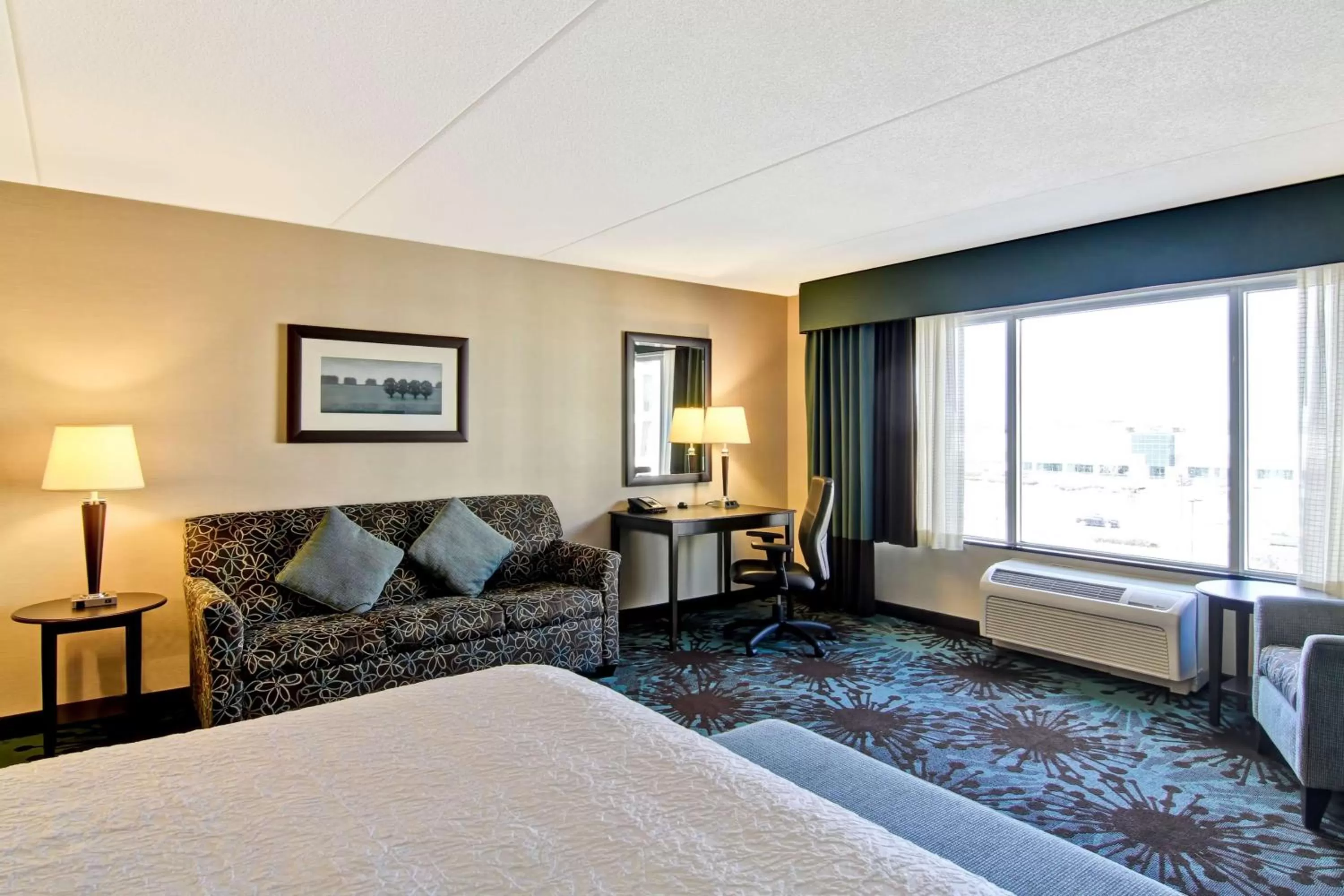 Bed in Hampton Inn by Hilton Toronto Airport Corporate Centre
