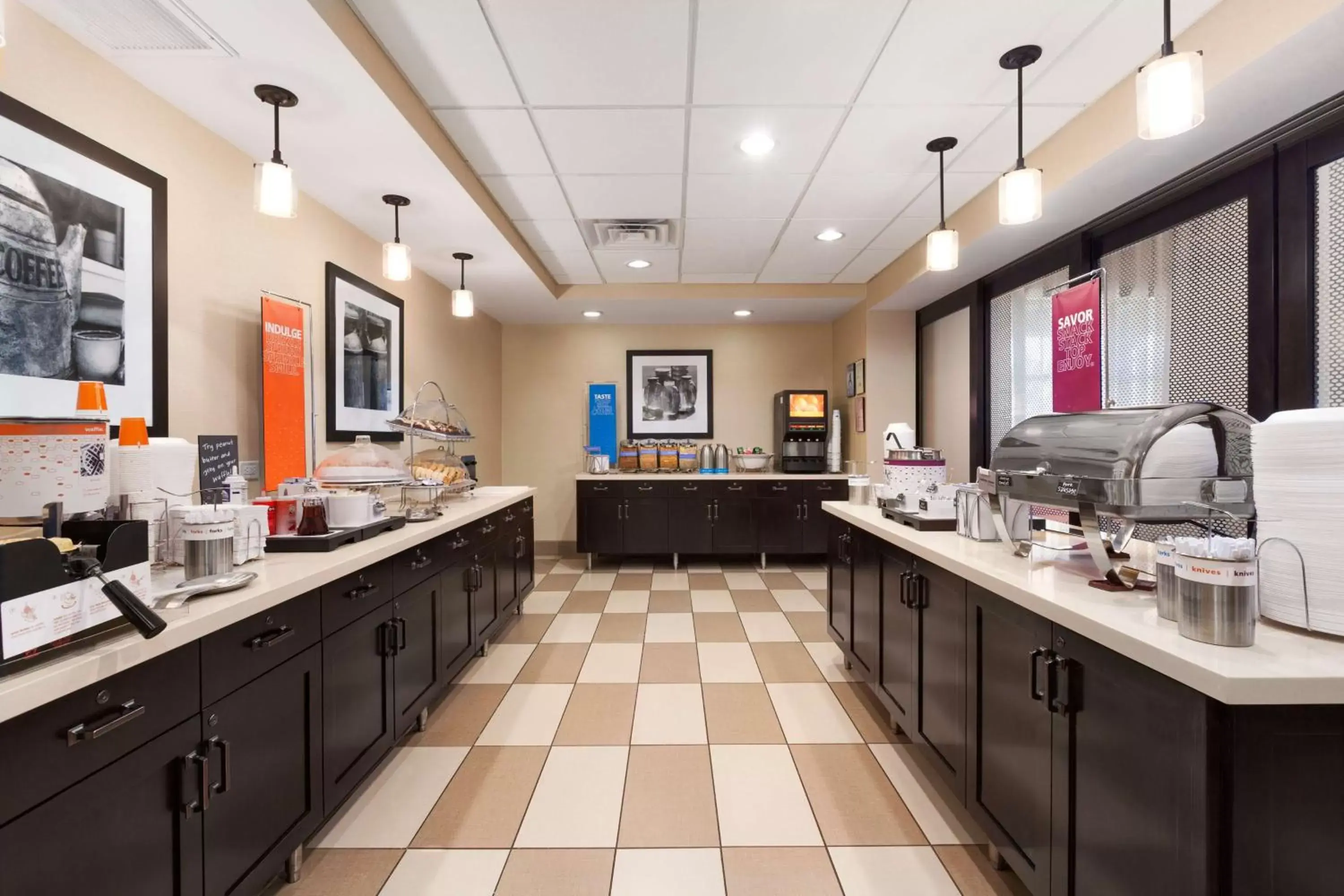 Breakfast, Restaurant/Places to Eat in Hampton Inn & Suites San Bernardino