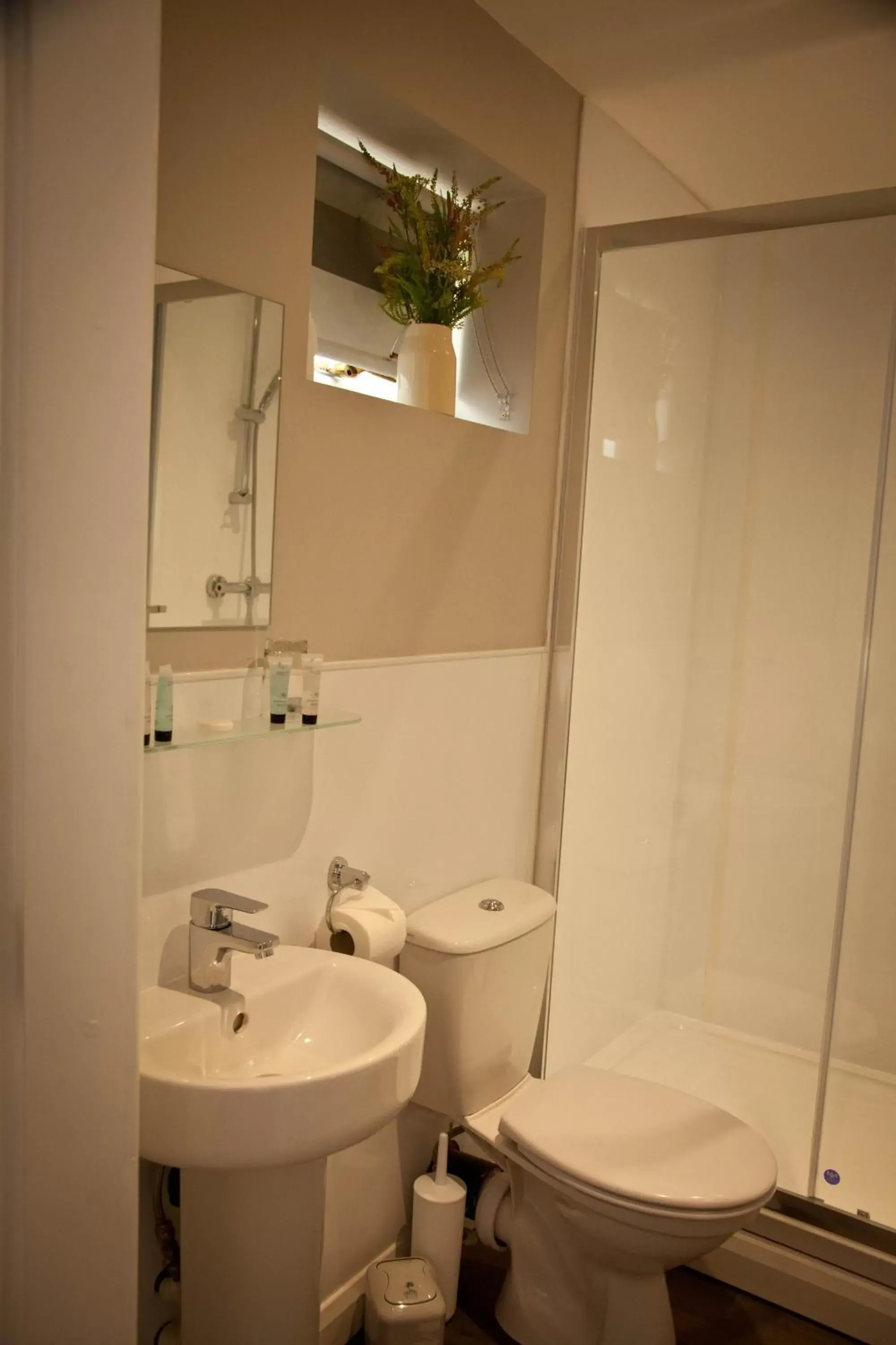 Shower, Bathroom in Rowton Poplars Hotel