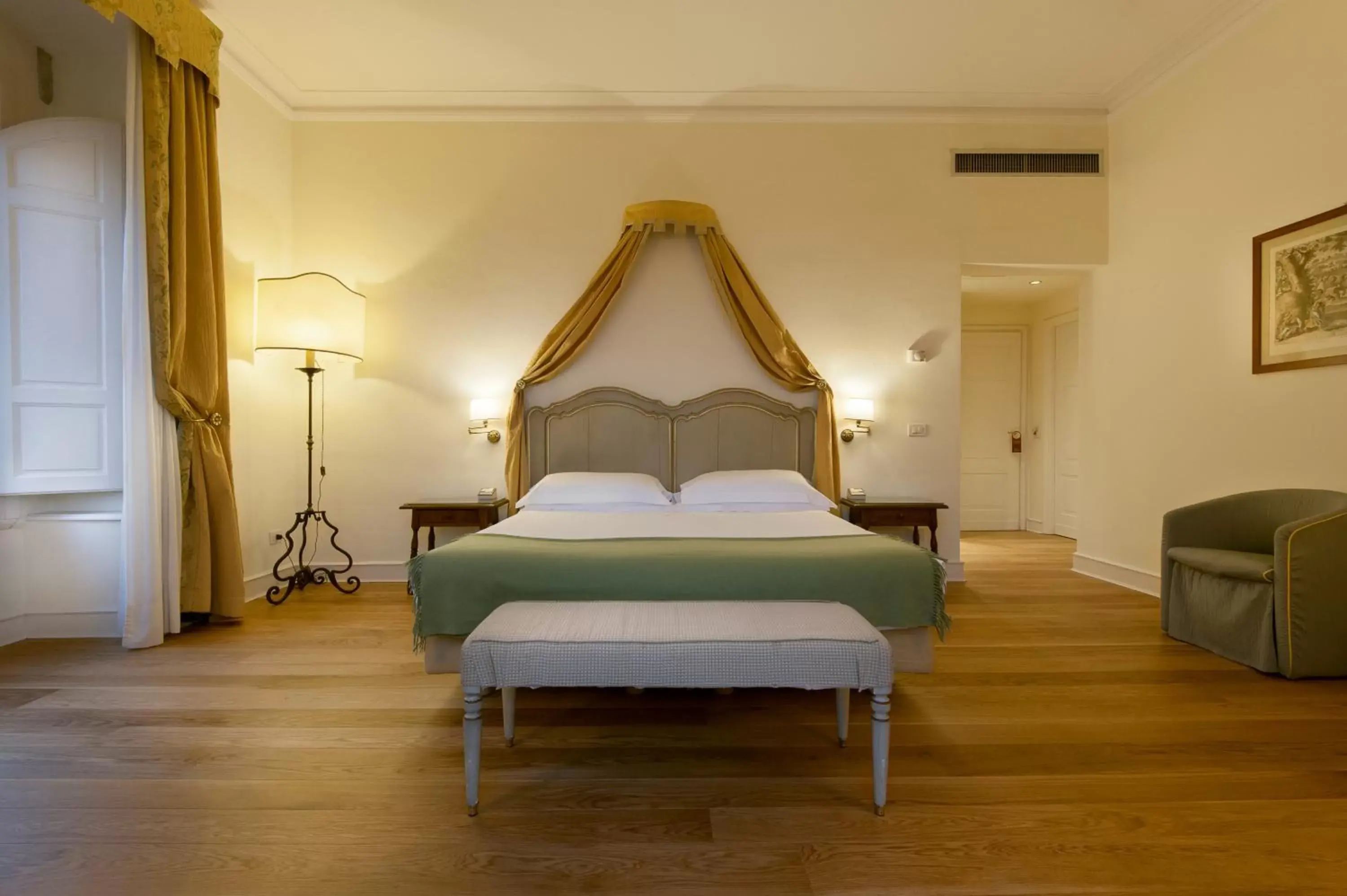 Photo of the whole room, Bed in Antica Torre Di Via Tornabuoni 1