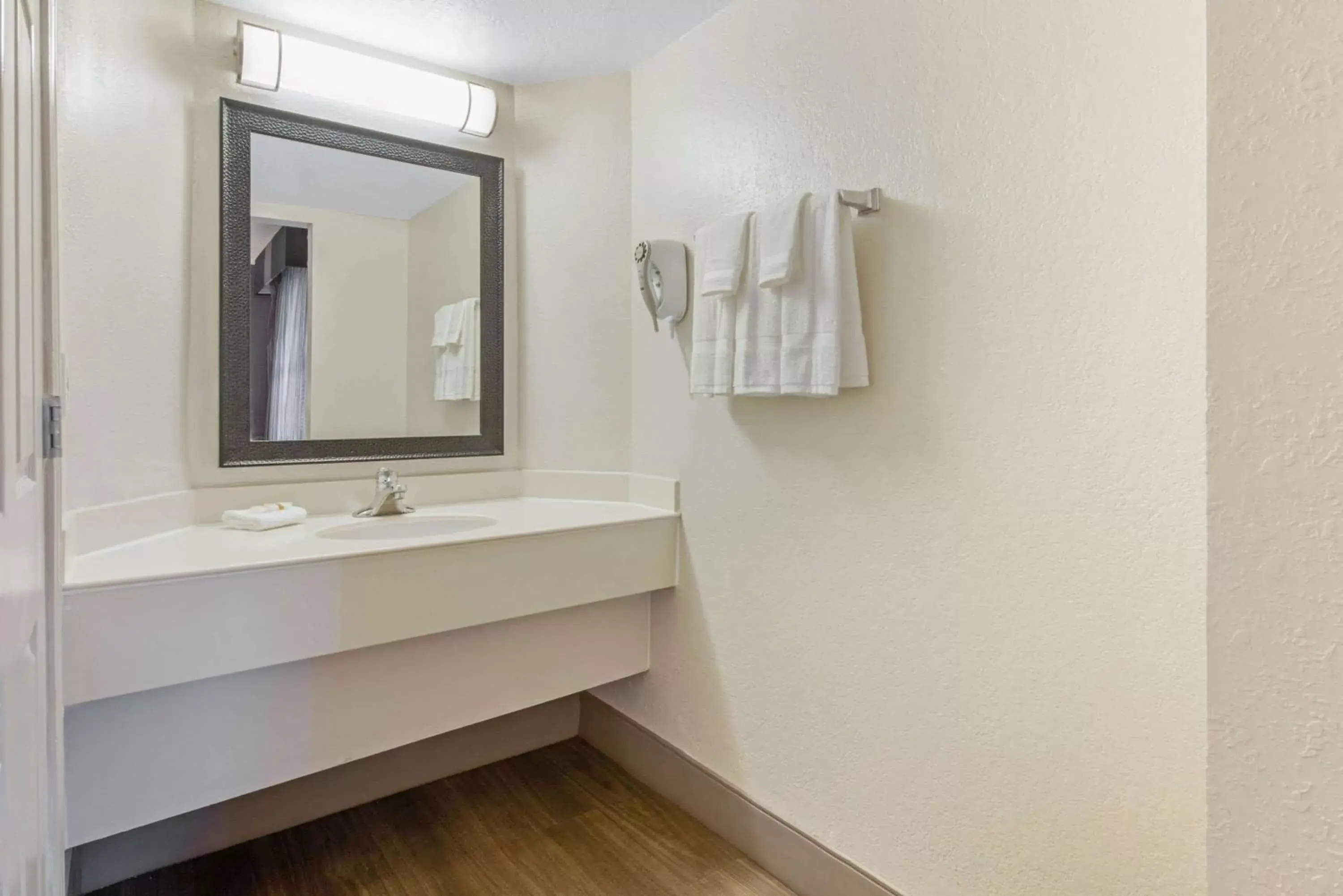 Bathroom in La Quinta Inn by Wyndham Miami Airport North
