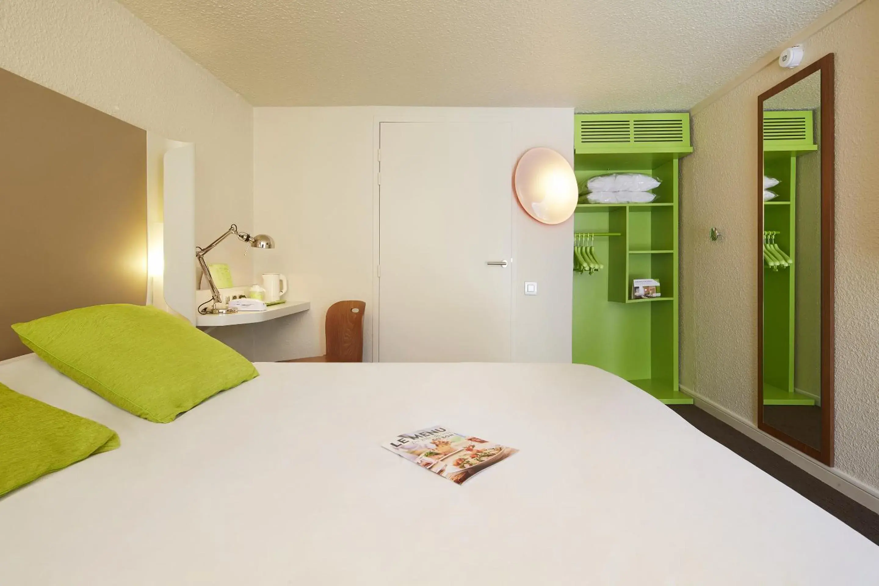 Bedroom, Bed in Campanile Hotel Compiegne