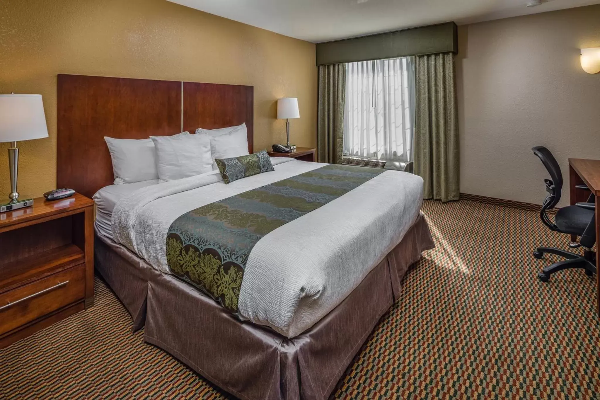Bed in Best Western Airport Inn & Suites Oakland