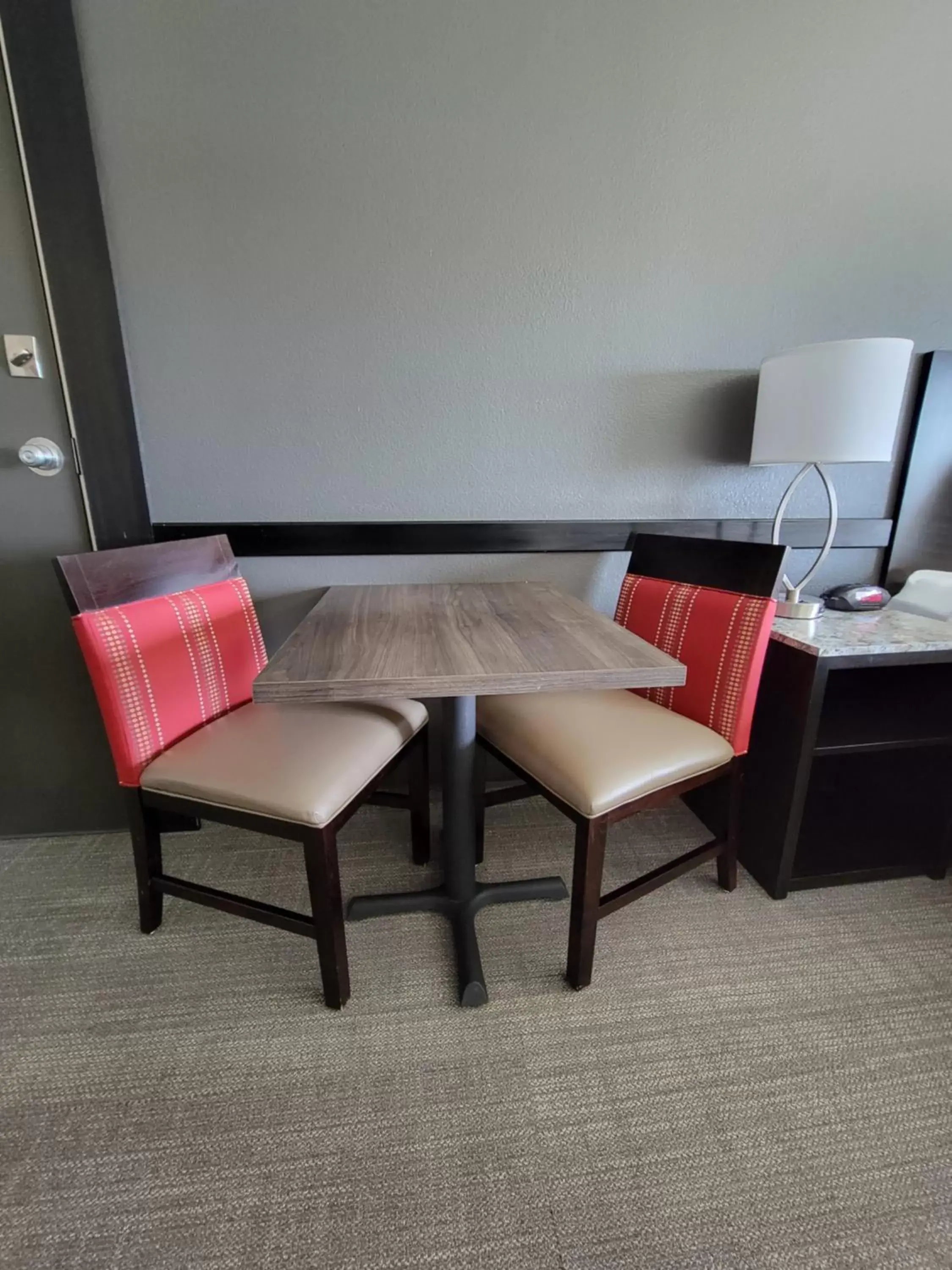 Dining area, Seating Area in Magnolia Pointe; BW Signature Collection