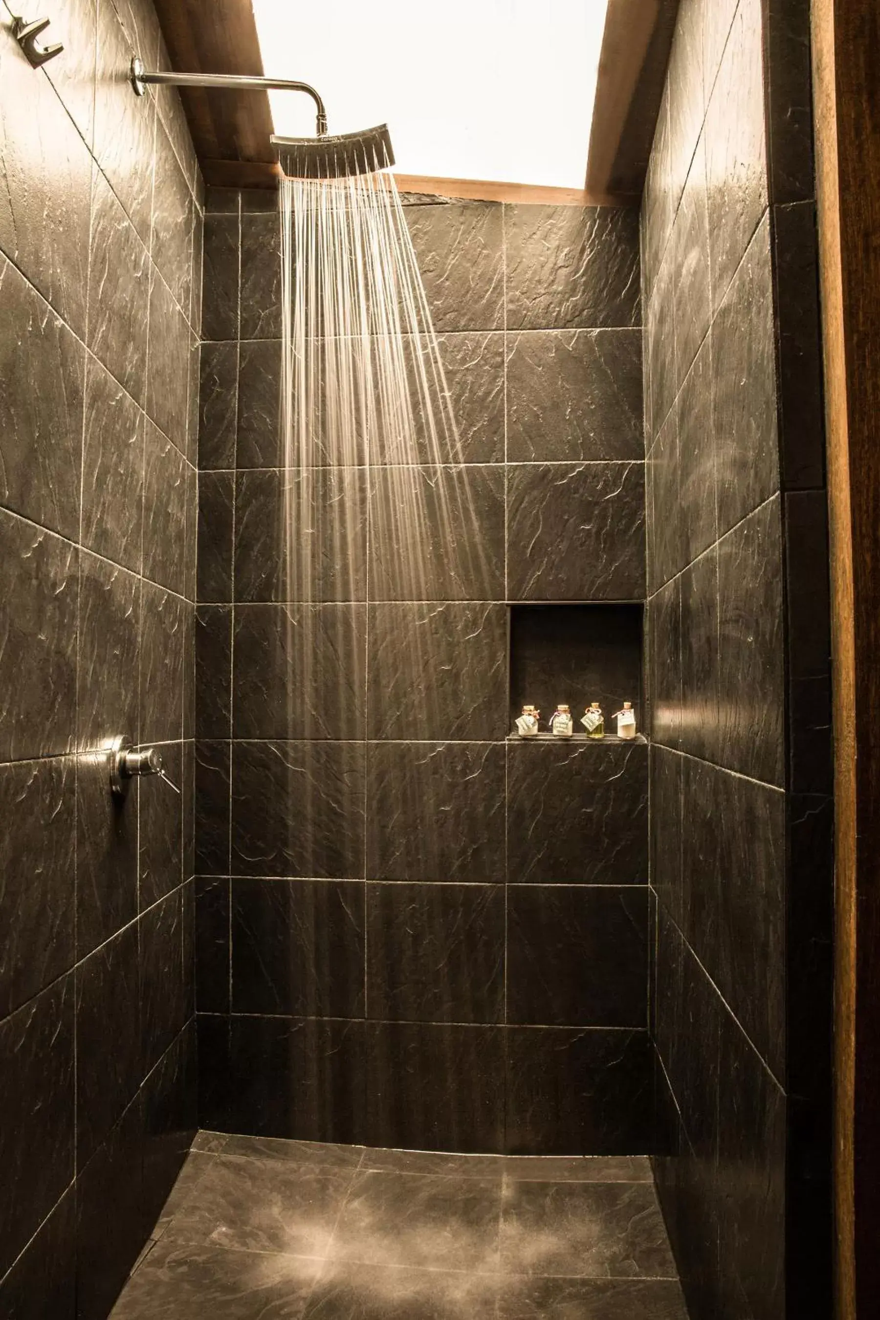 Shower, Bathroom in La Colina Hotel Cottage