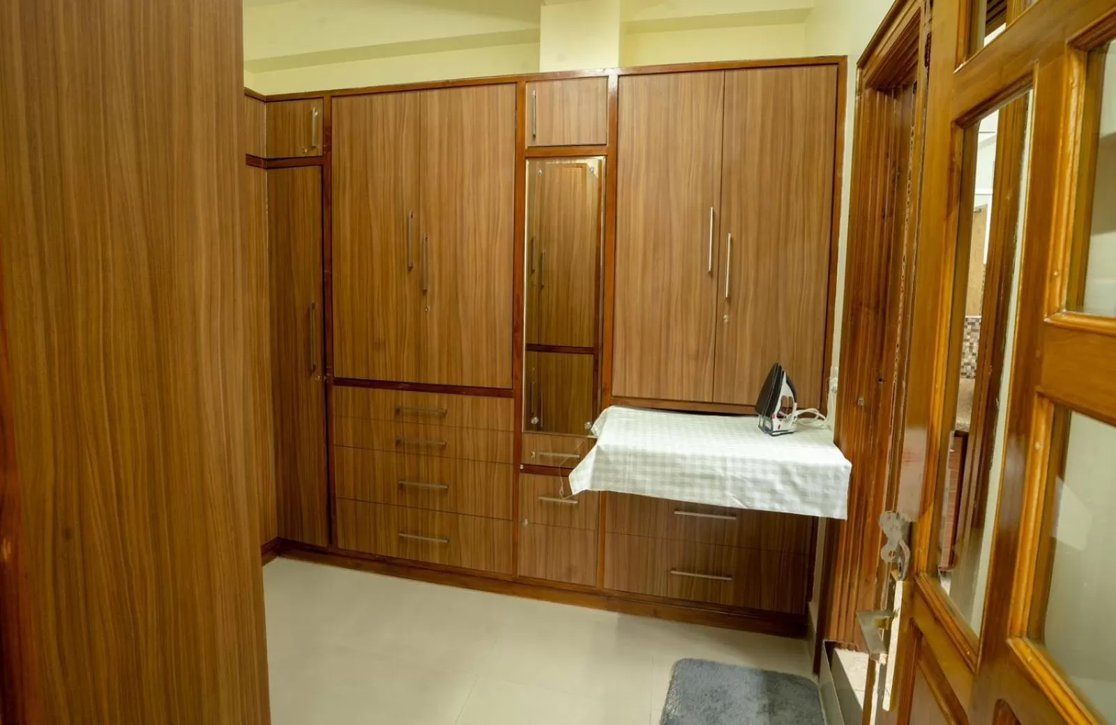 wardrobe, Bathroom in East Land Bed & Breakfast