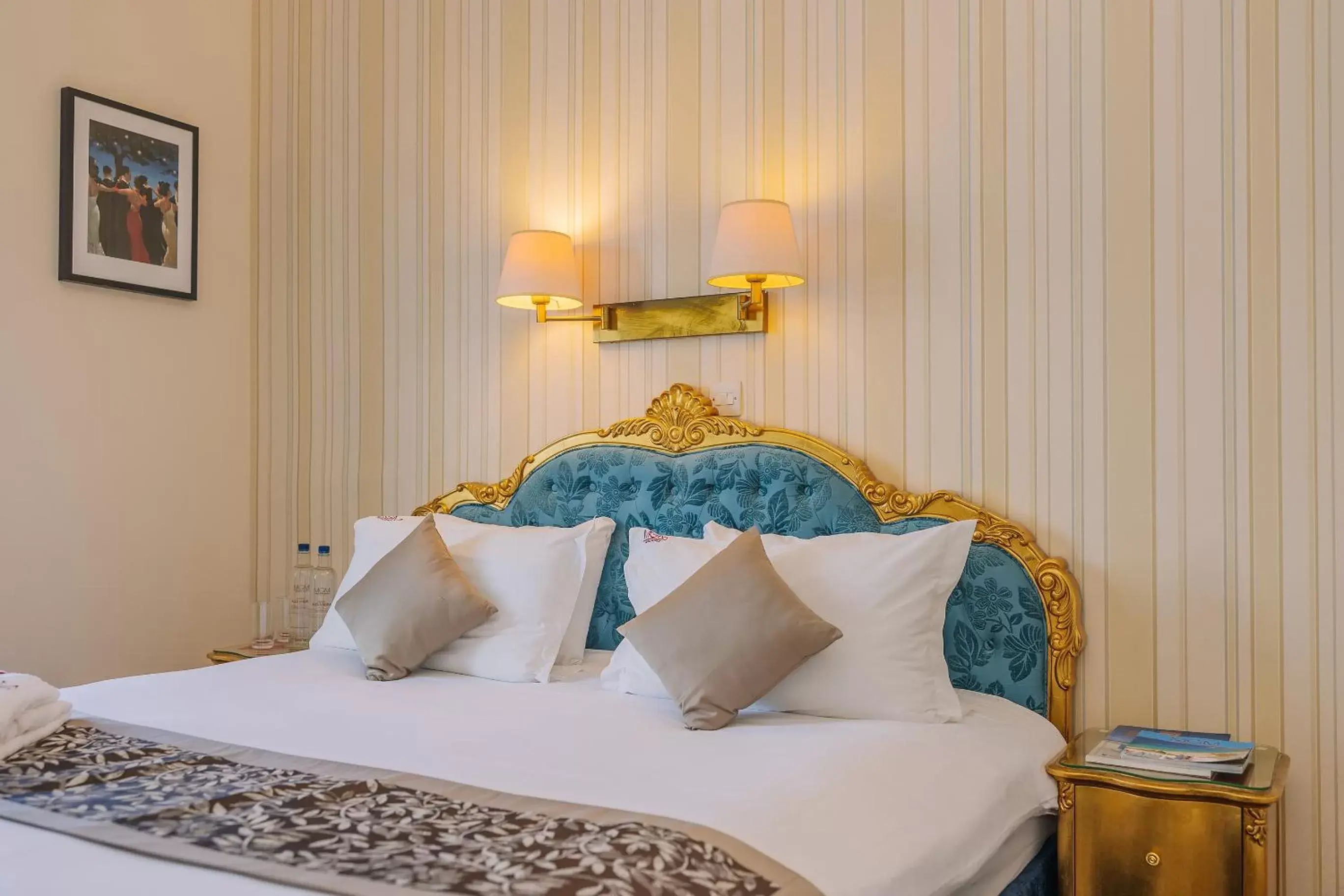 Bed in Muthu Alexandra Hotel