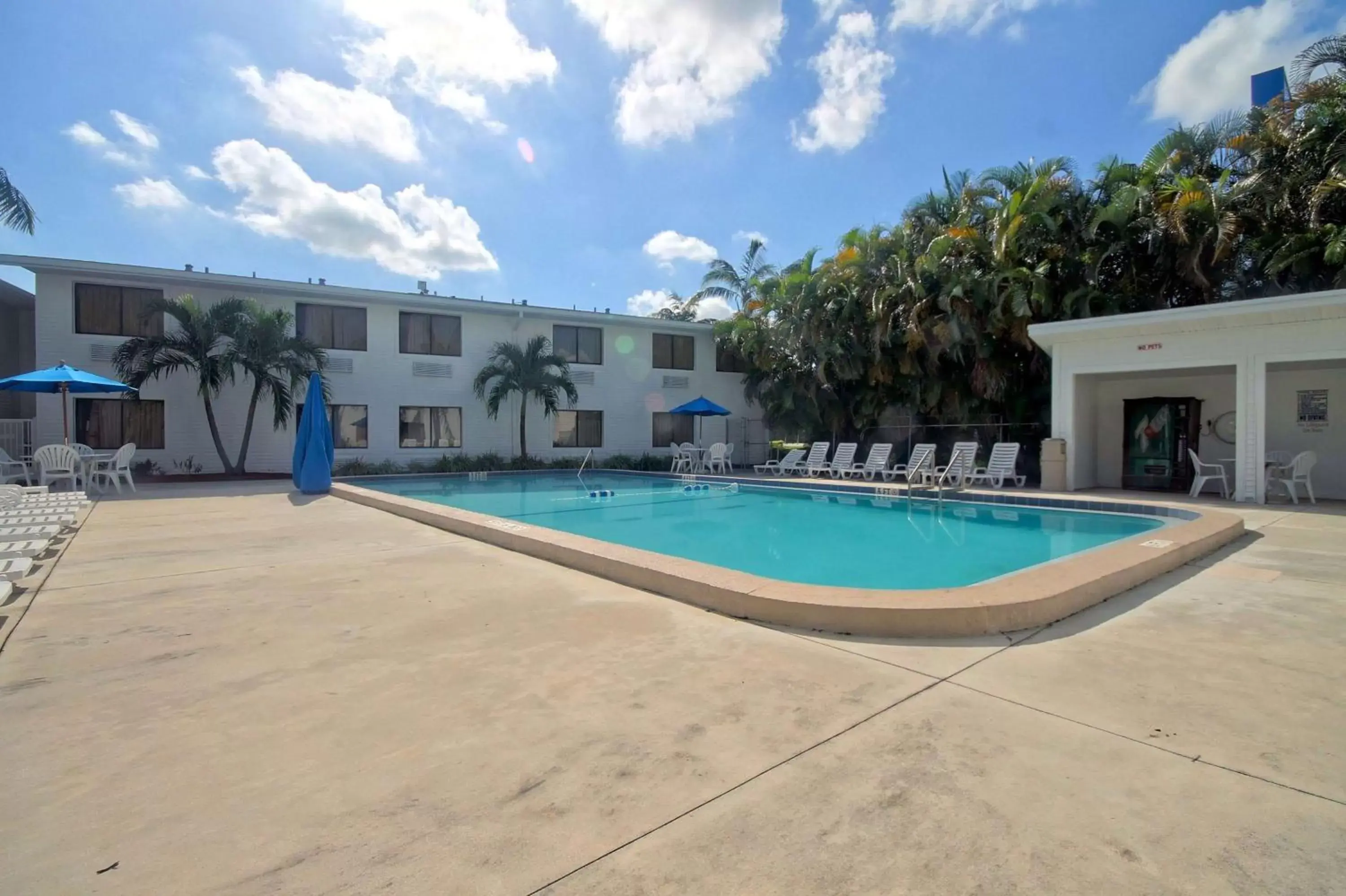 Day, Swimming Pool in Motel 6-Fort Lauderdale, FL
