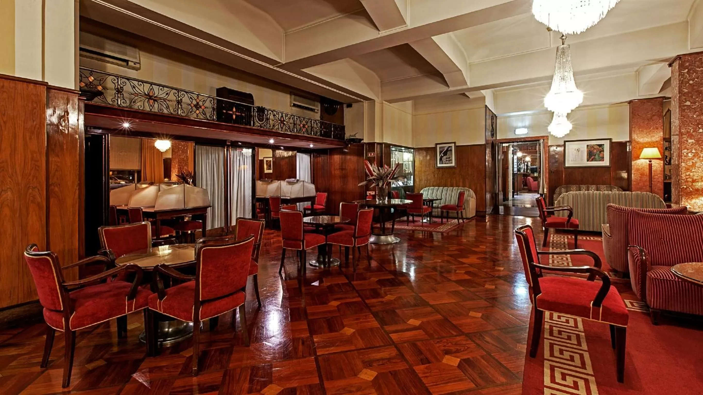 Communal lounge/ TV room in Hotel Astoria