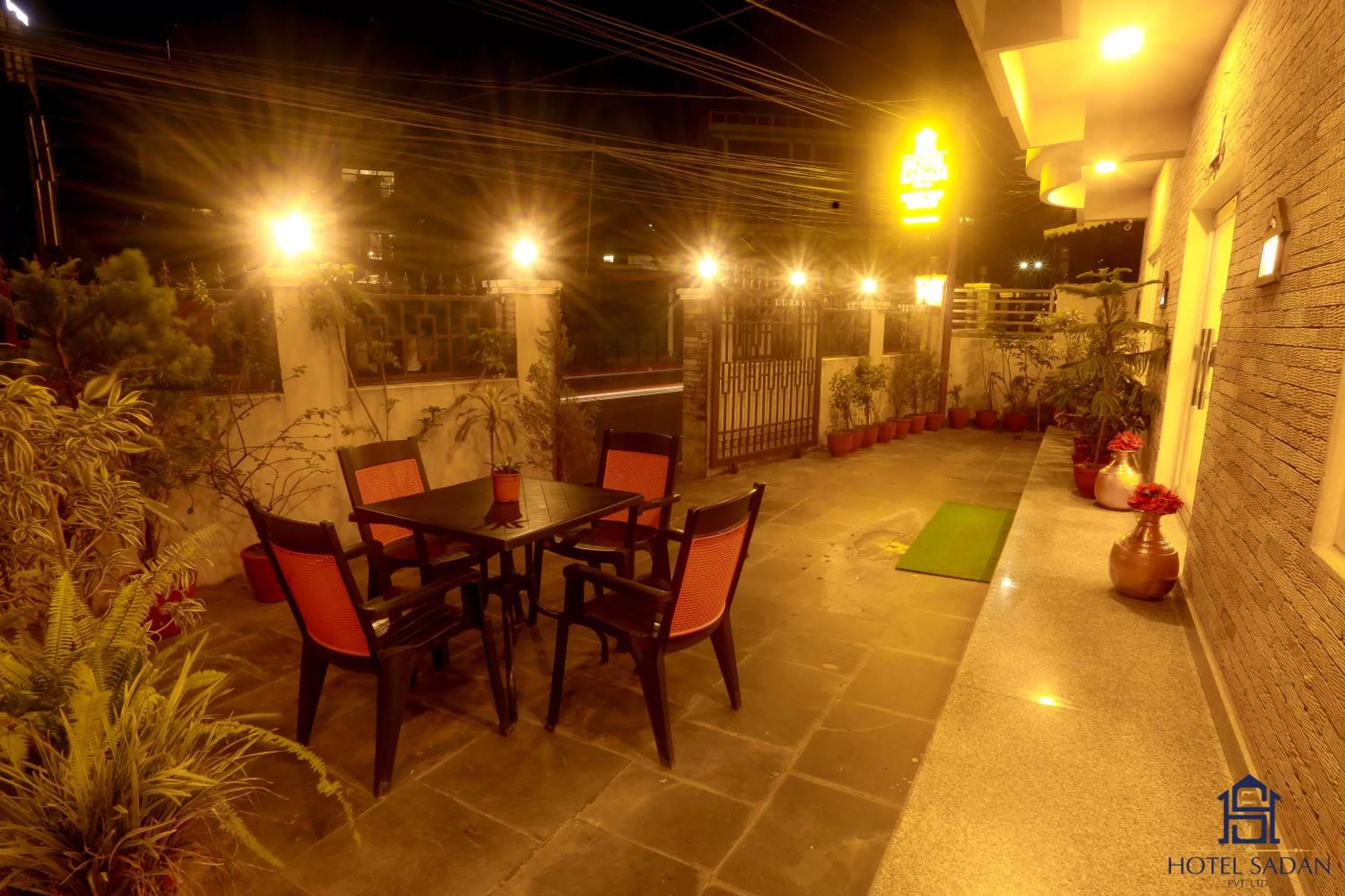 Restaurant/places to eat in Hotel Sadan