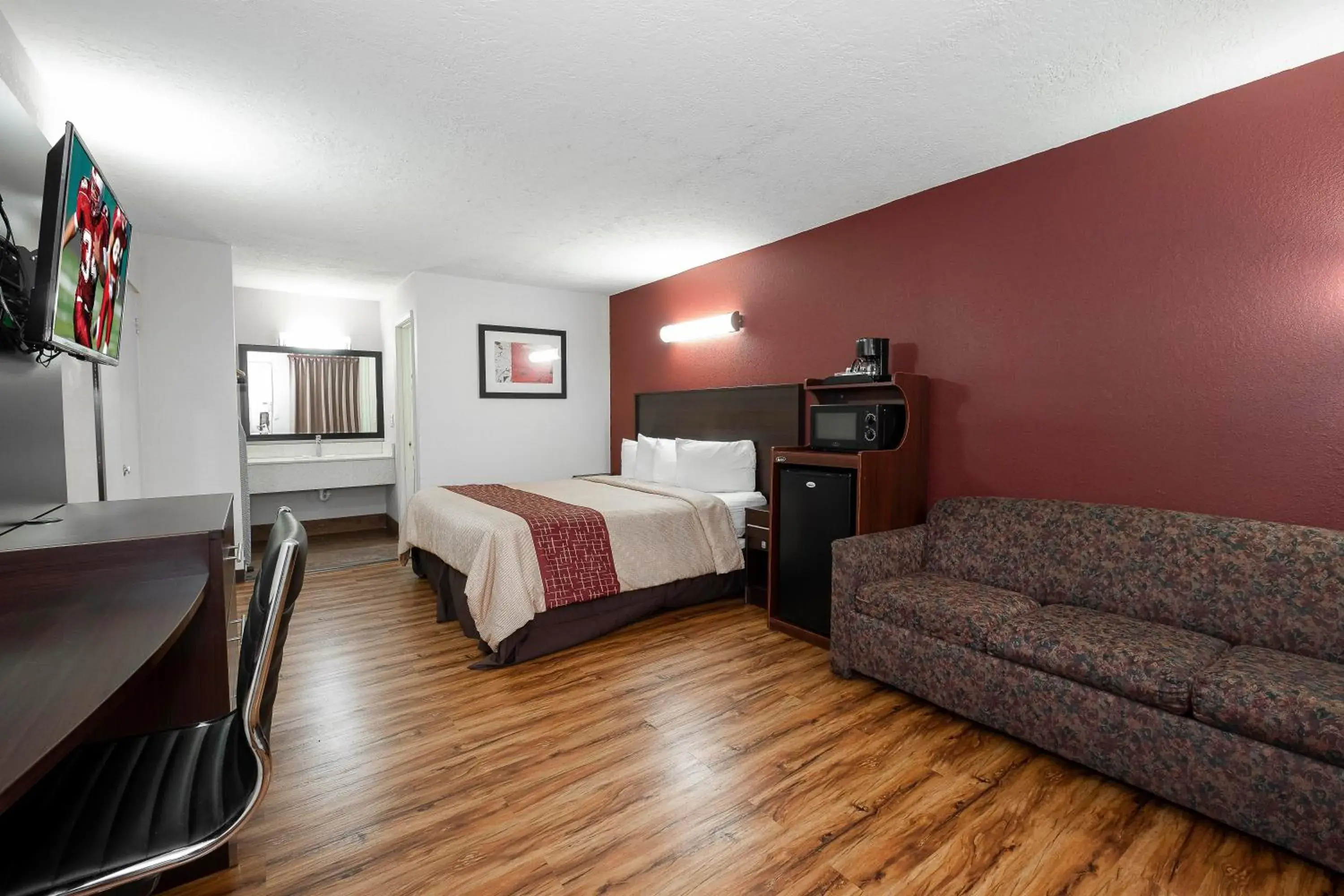 Photo of the whole room, Bed in Red Roof Inn Starkville - University