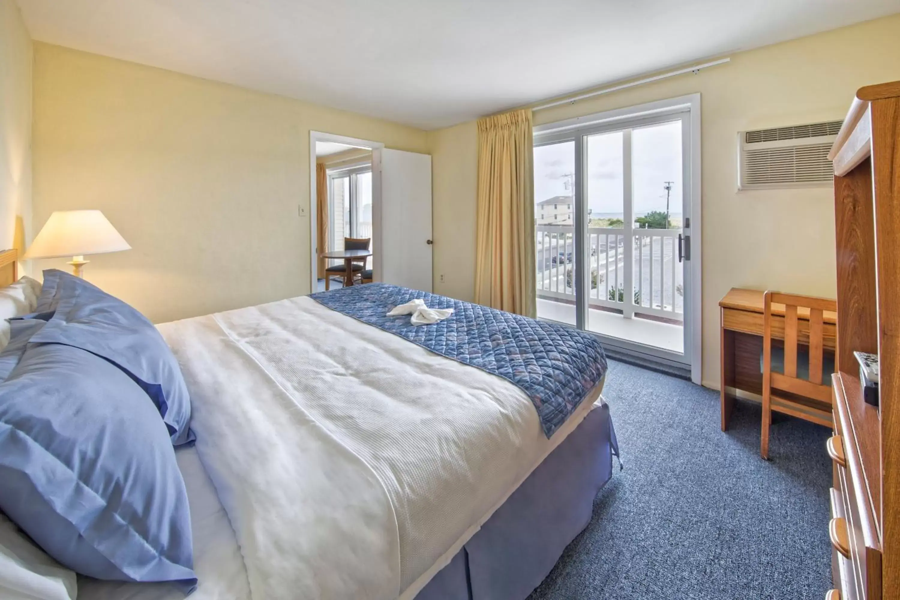 Bedroom, Bed in Drifting Sands Oceanfront Hotel