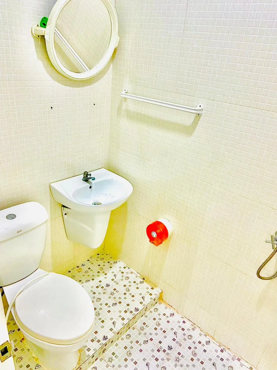 Toilet in Lanta Grand House