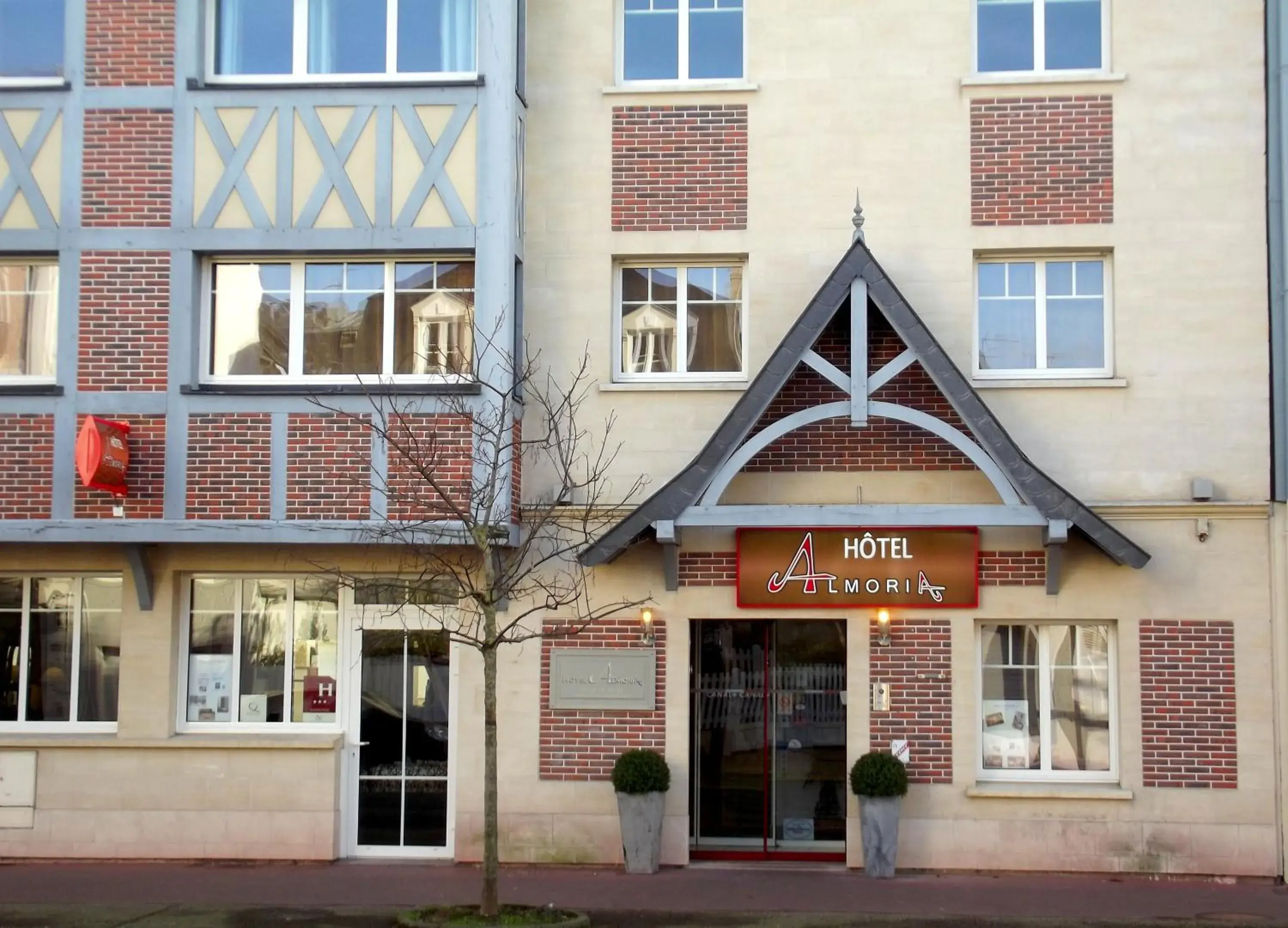 Facade/entrance in Almoria Hôtel & SPA