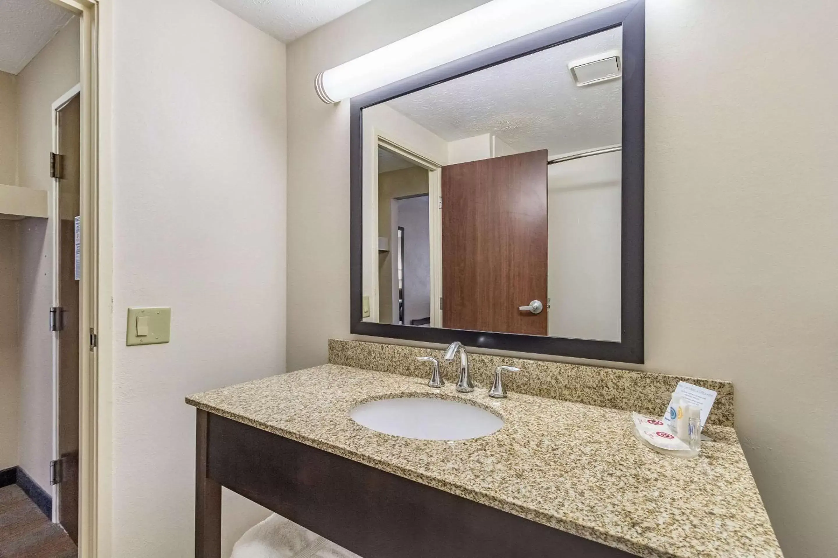 Photo of the whole room, Bathroom in Comfort Inn Independence