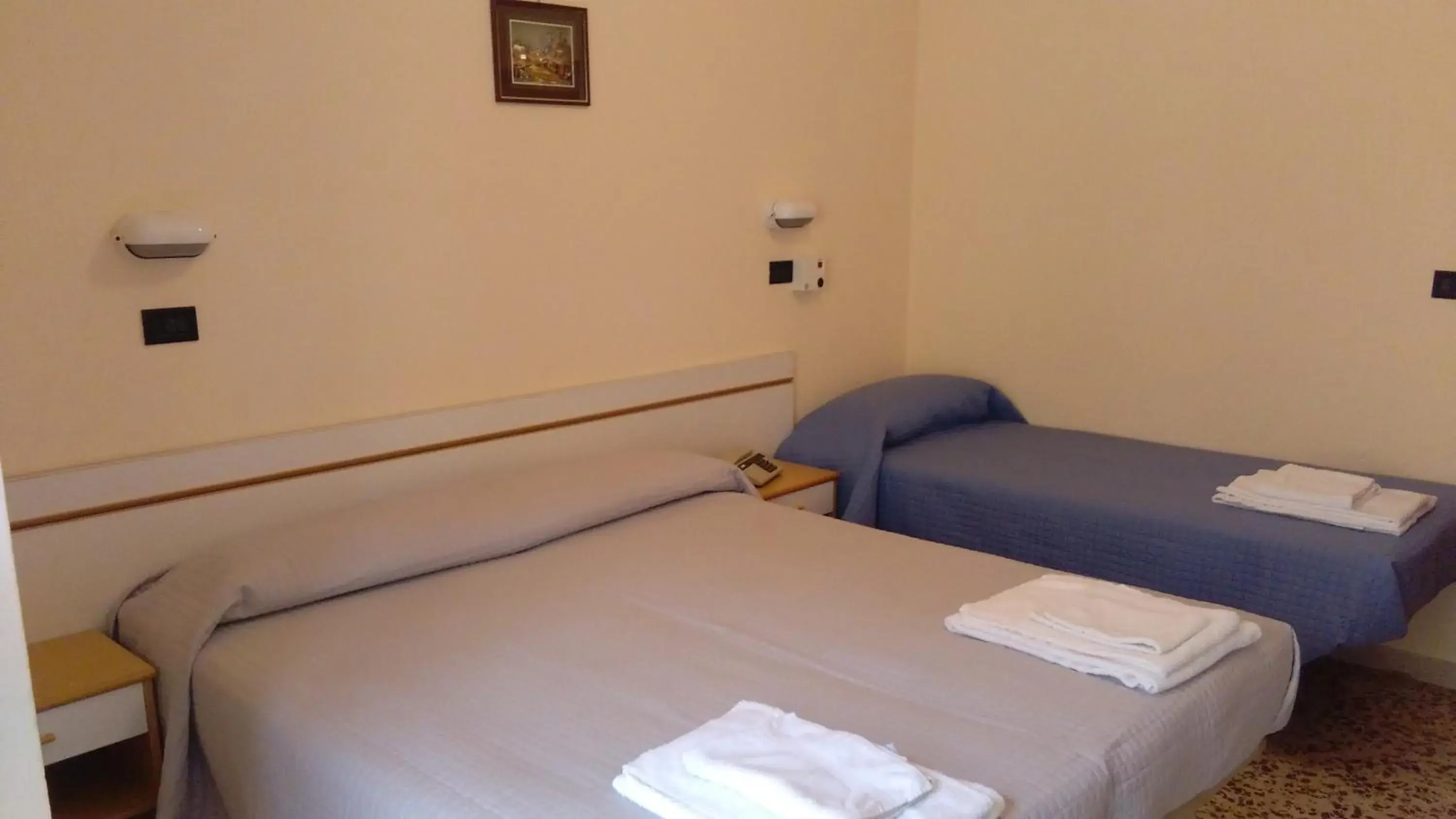 Photo of the whole room, Bed in Hotel Glenn