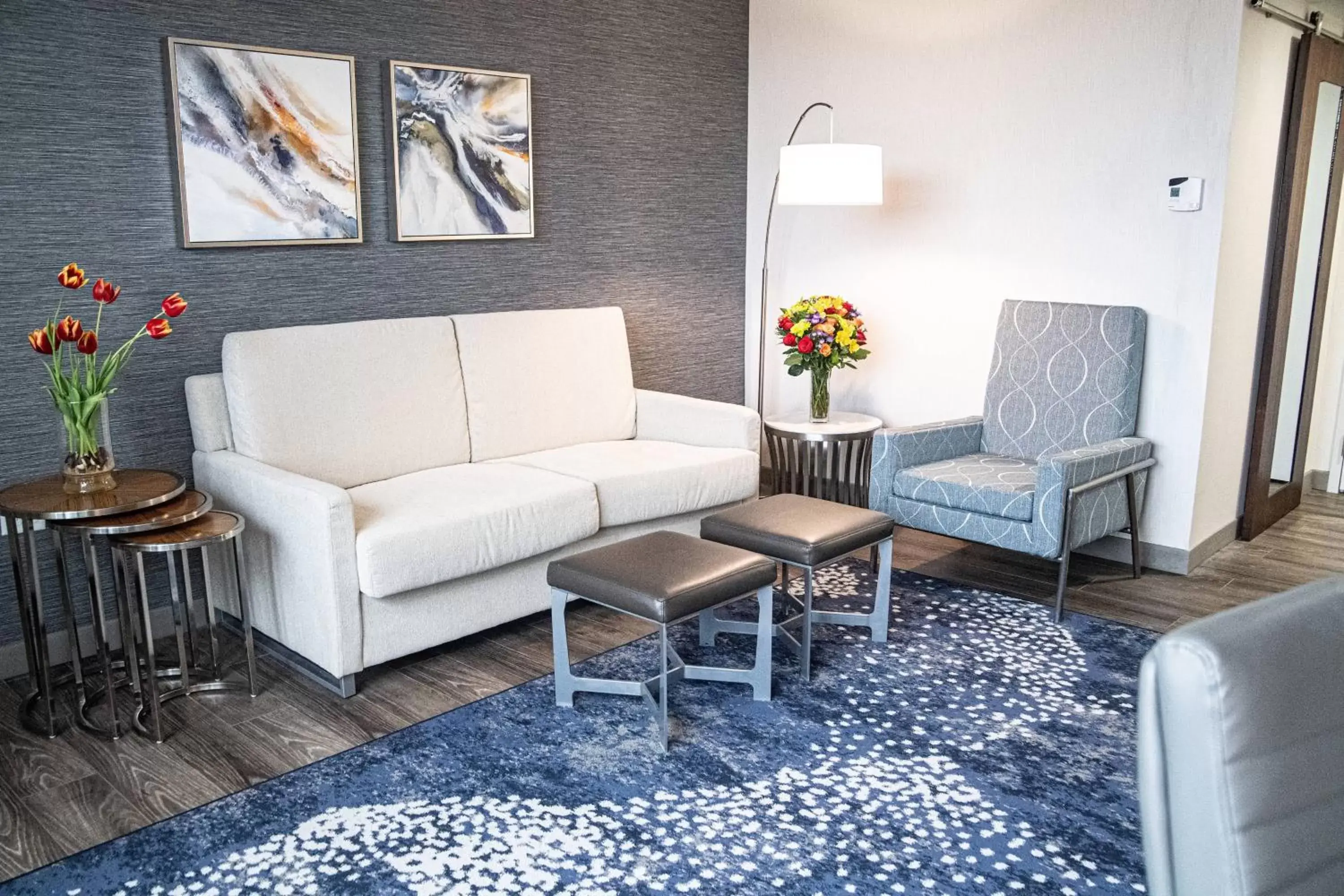 Living room, Seating Area in Delta Hotels by Marriott Cincinnati Sharonville