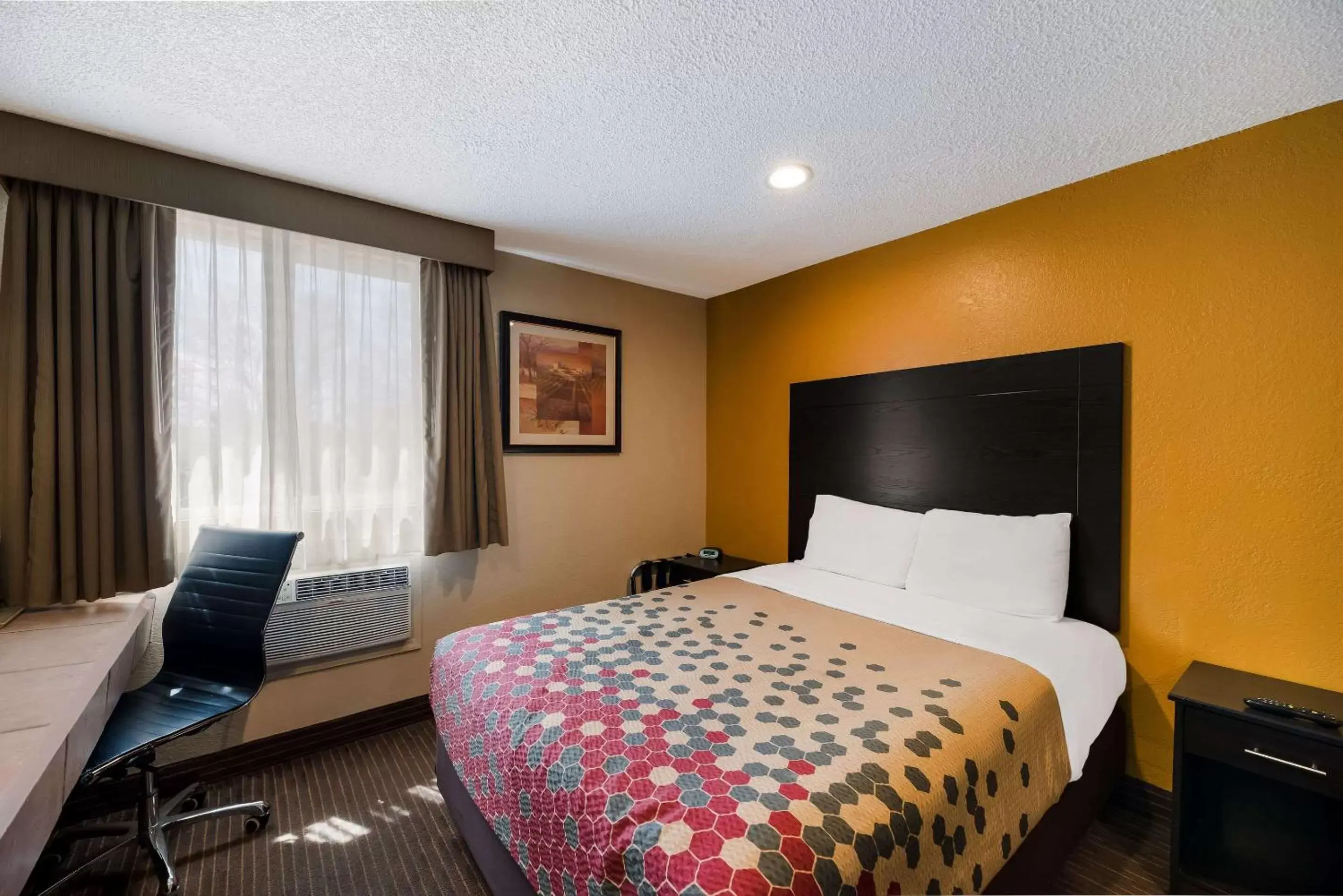 Bedroom, Bed in Rodeway Inn Flagstaff-Downtown