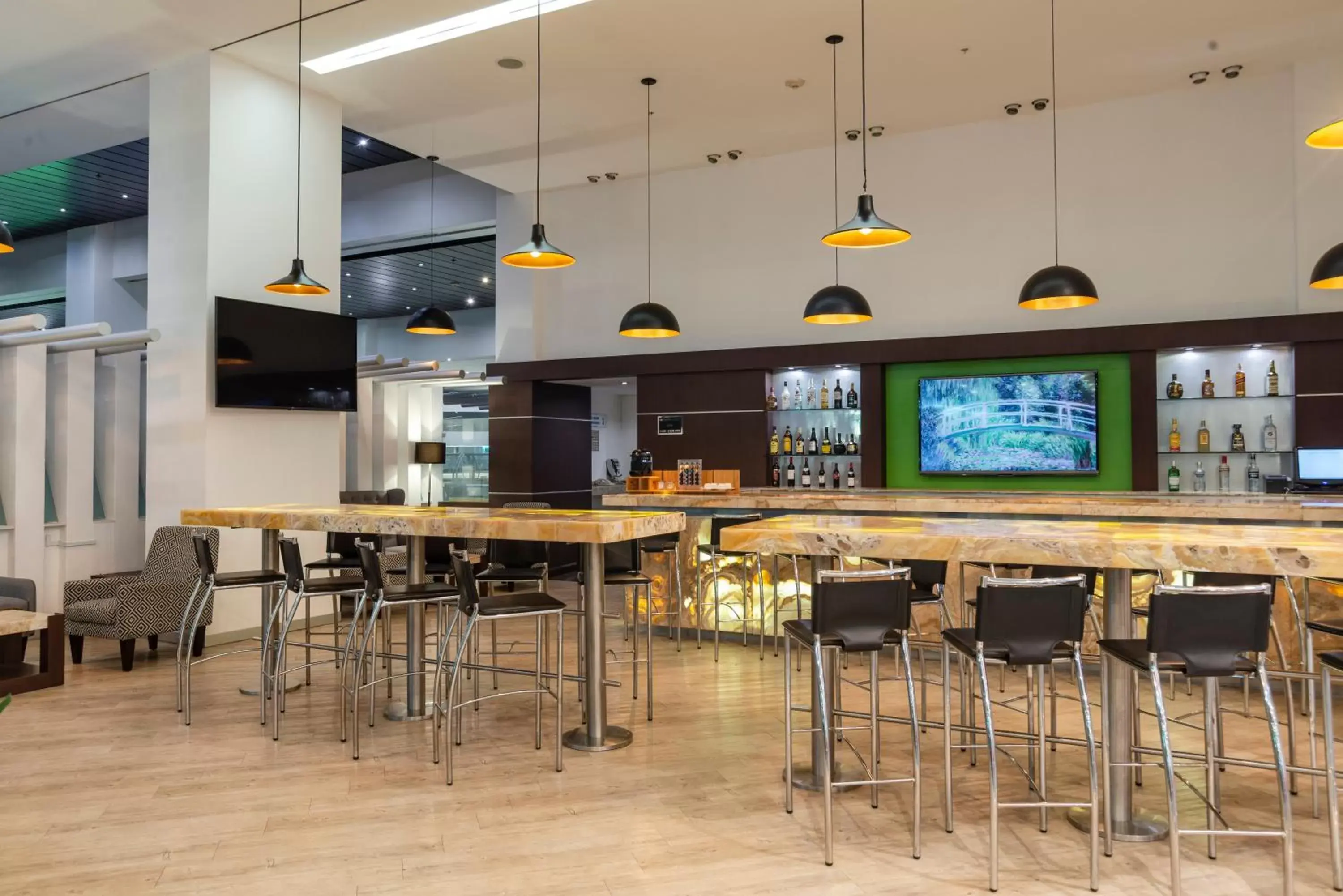 Lounge or bar in Holiday Inn Mexico City-Plaza Universidad by IHG Lounge or bar in Holiday Inn Mexico City-Plaza Universidad by IHG
