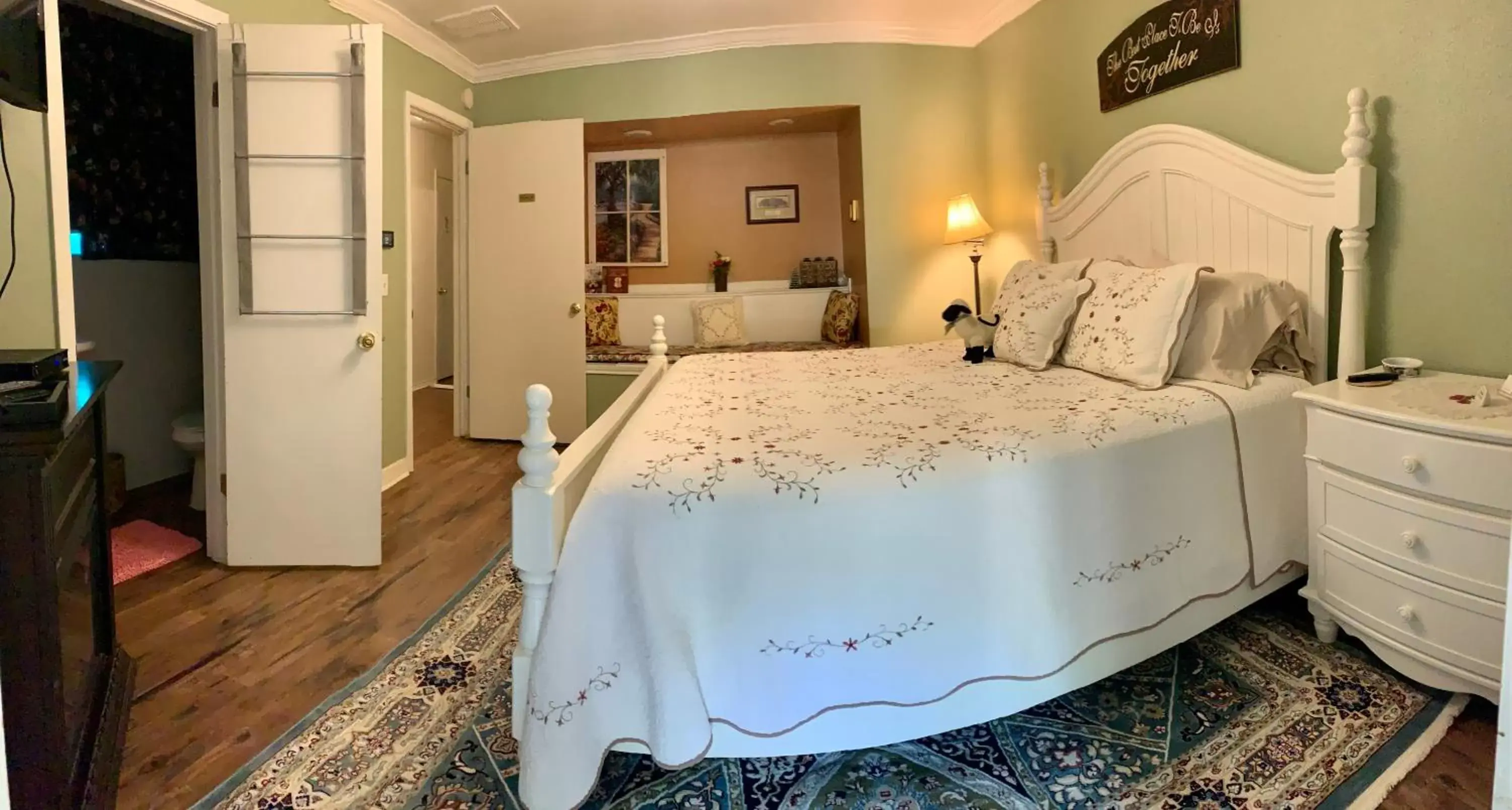 Photo of the whole room, Bed in Lamb's Rest Inn