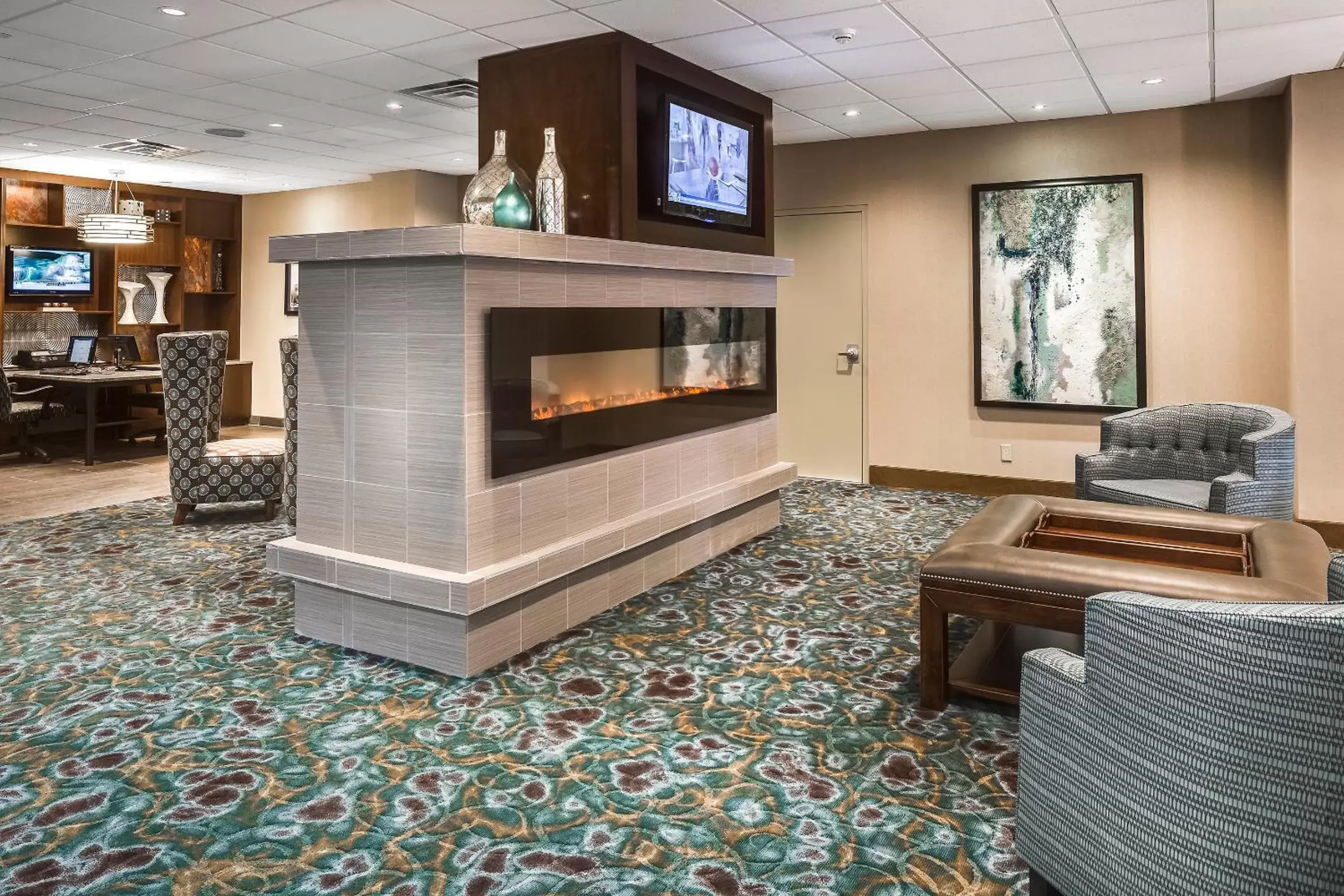 Lobby or reception, TV/Entertainment Center in Holiday Inn Rock Island-Quad Cities, an IHG Hotel