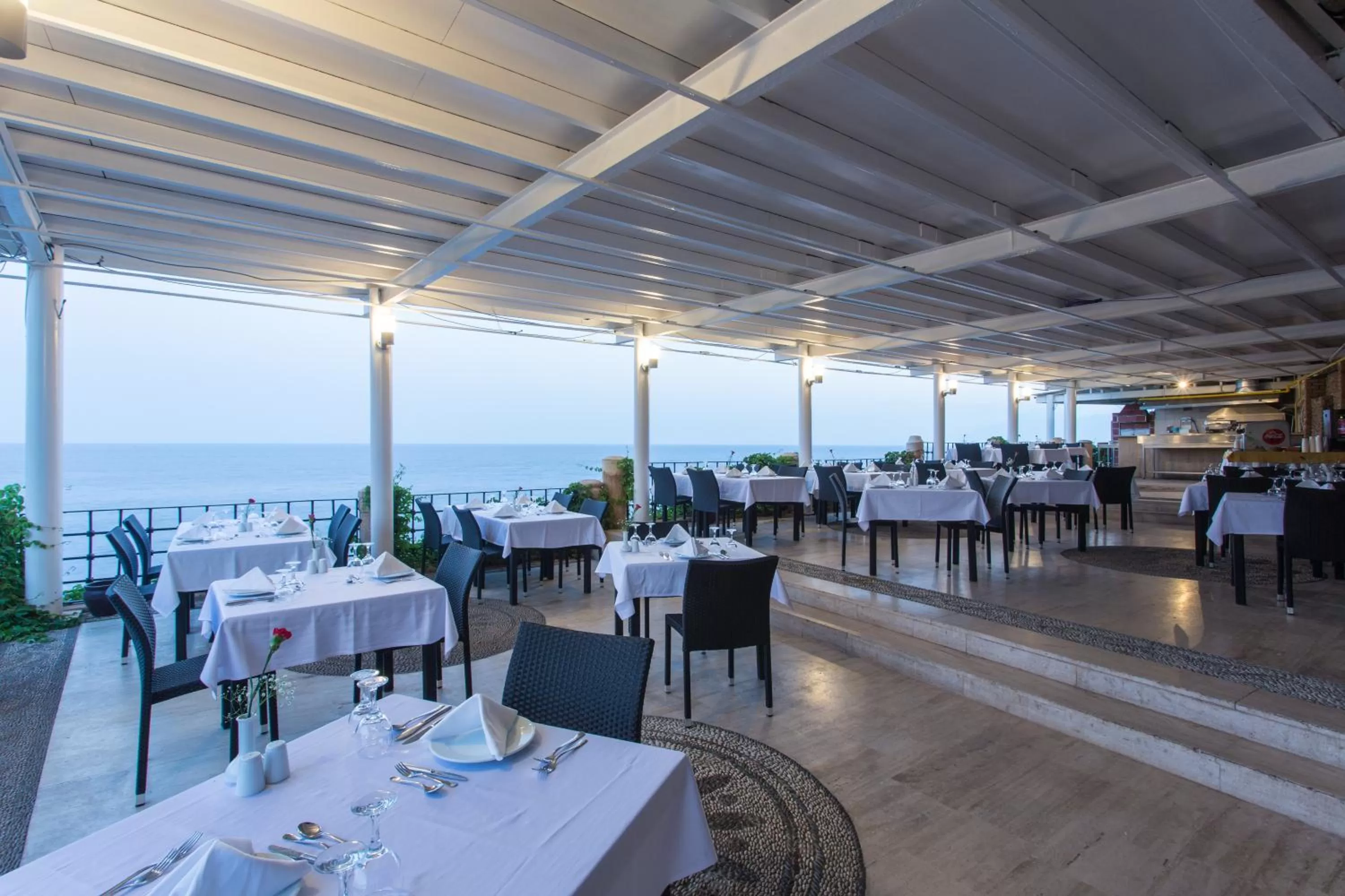 Restaurant/places to eat in Falcon Hotel