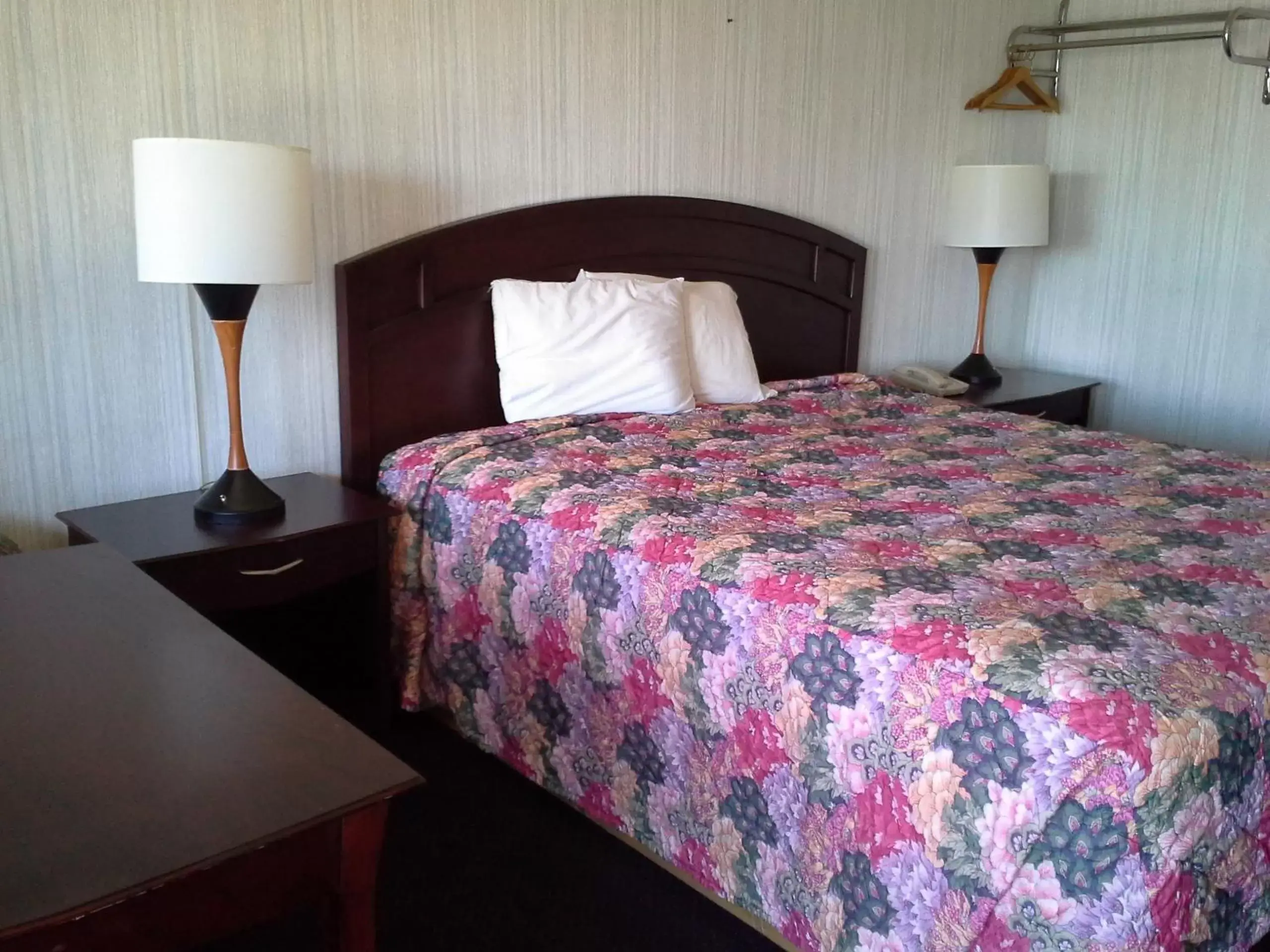 Decorative detail, Bed in Richland Inn and Suites