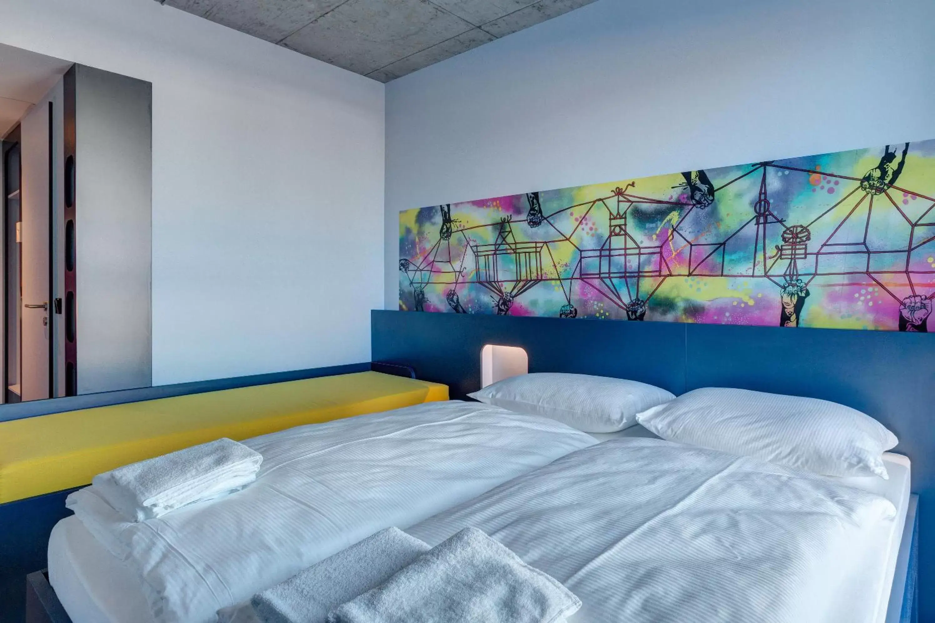 Photo of the whole room, Bed in MEININGER Hotel Berlin East Side Gallery