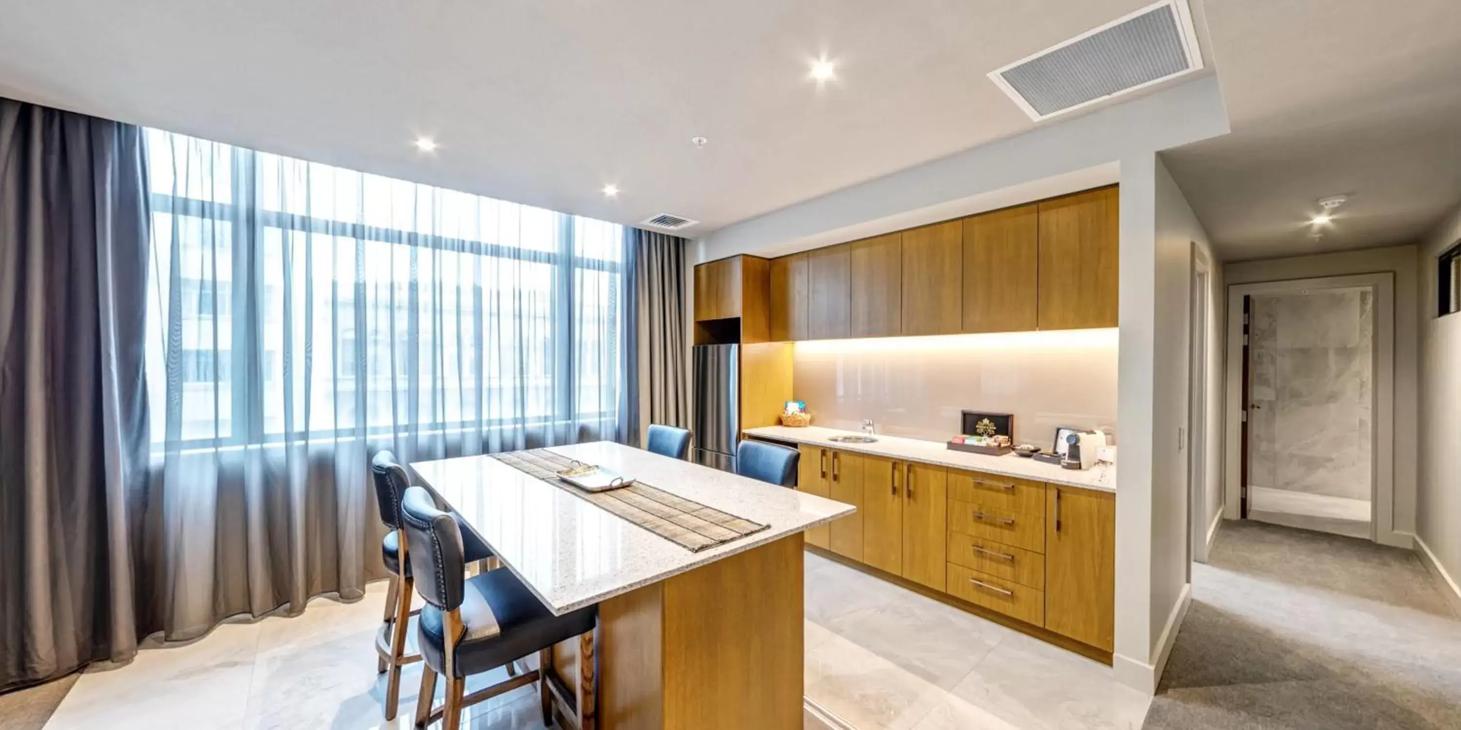 Dining area, Kitchen/Kitchenette in Distinction Dunedin Hotel