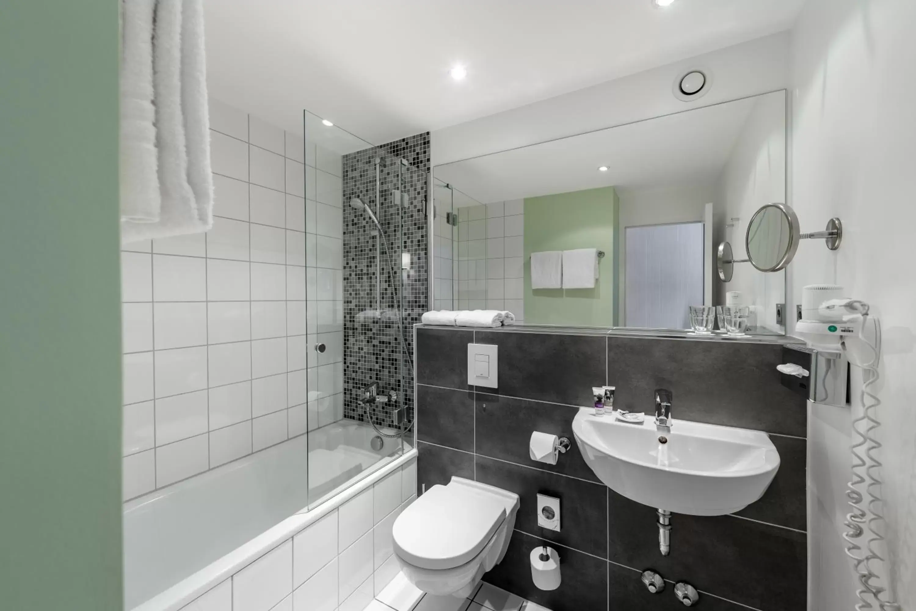 Shower, Bathroom in Mercure Stuttgart Sindelfingen an der Messe