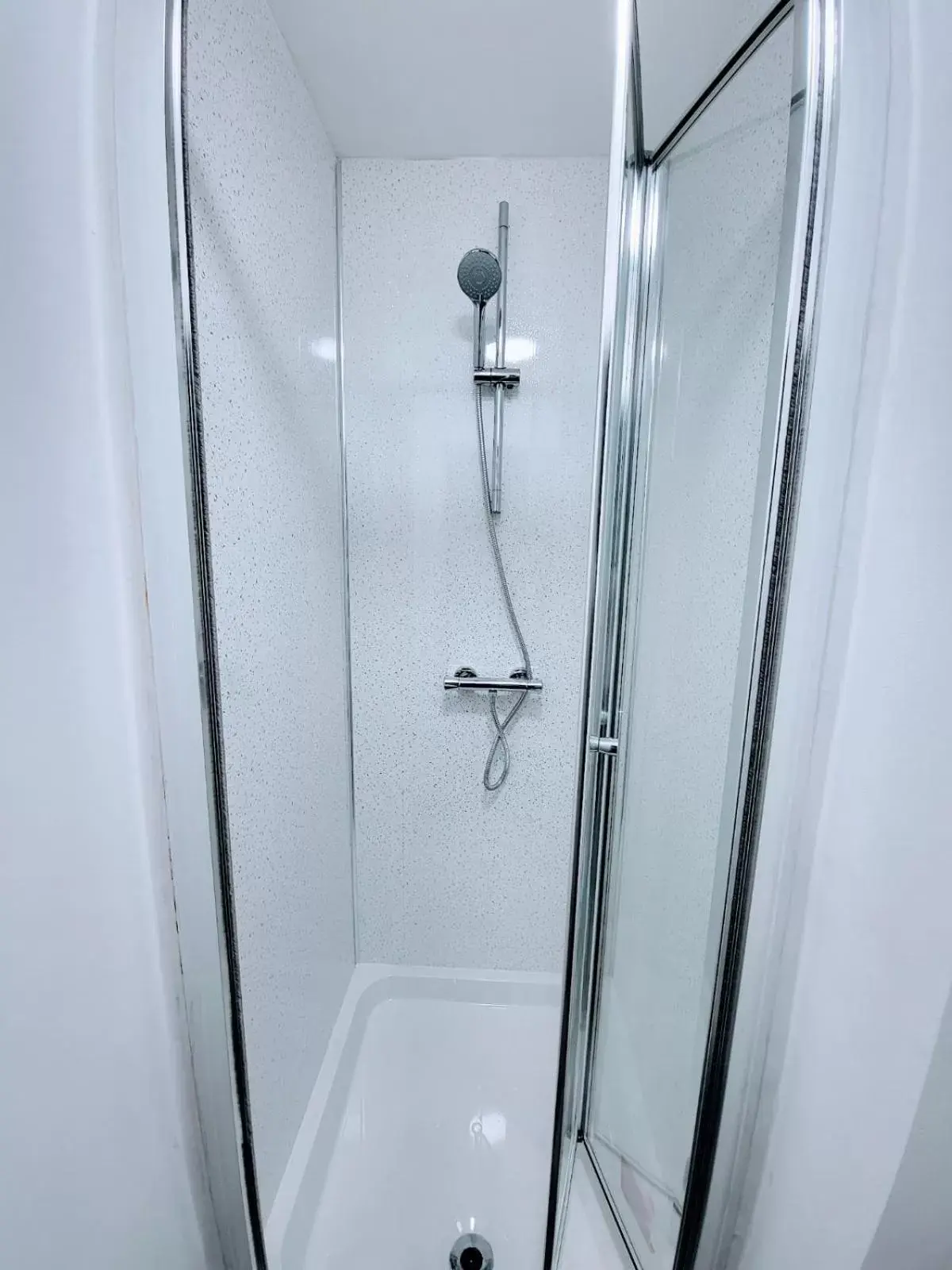 Shower, Bathroom in Easy Living Nottingham - Burns Street