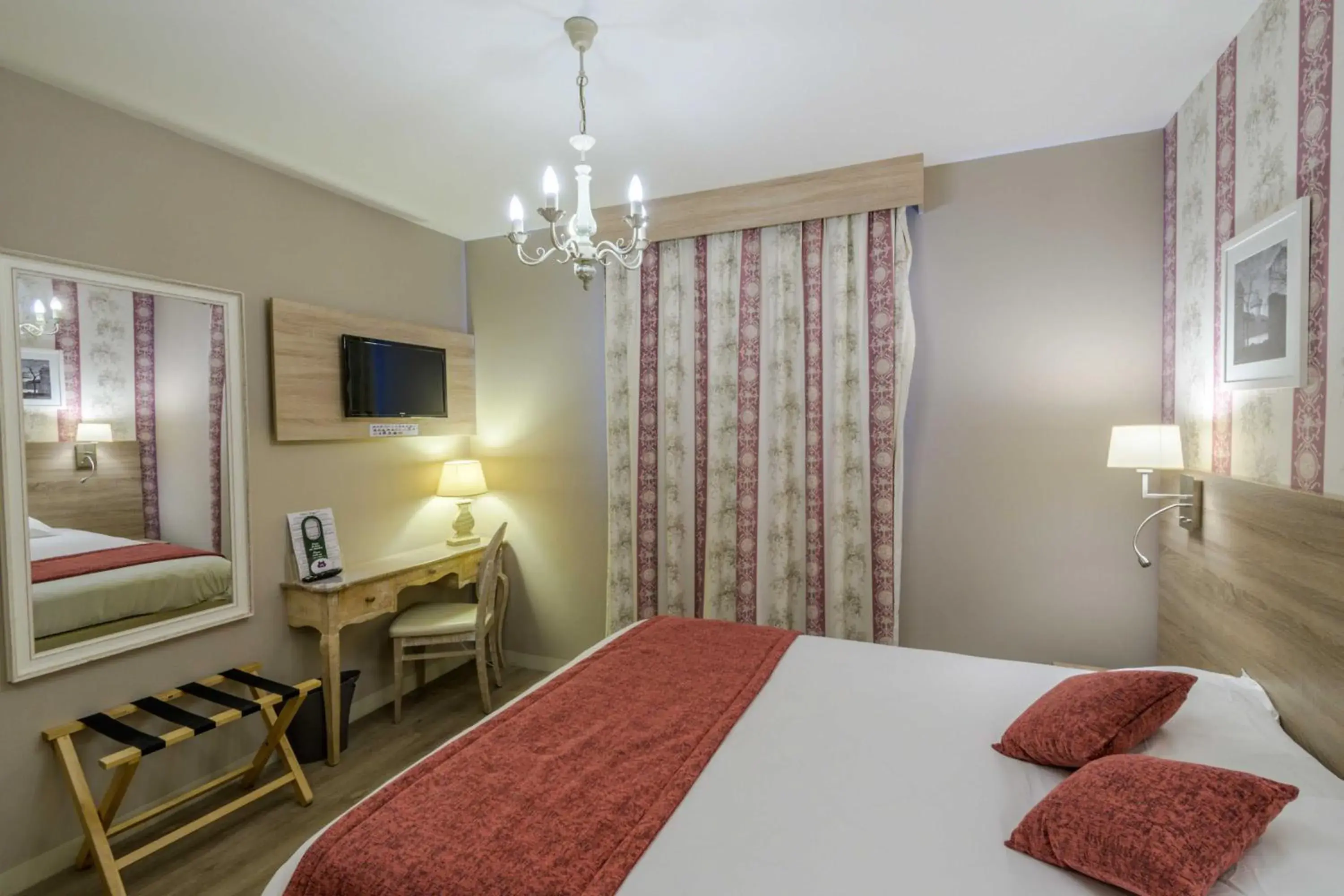 Bedroom, Bed in Hotel l'Aragon