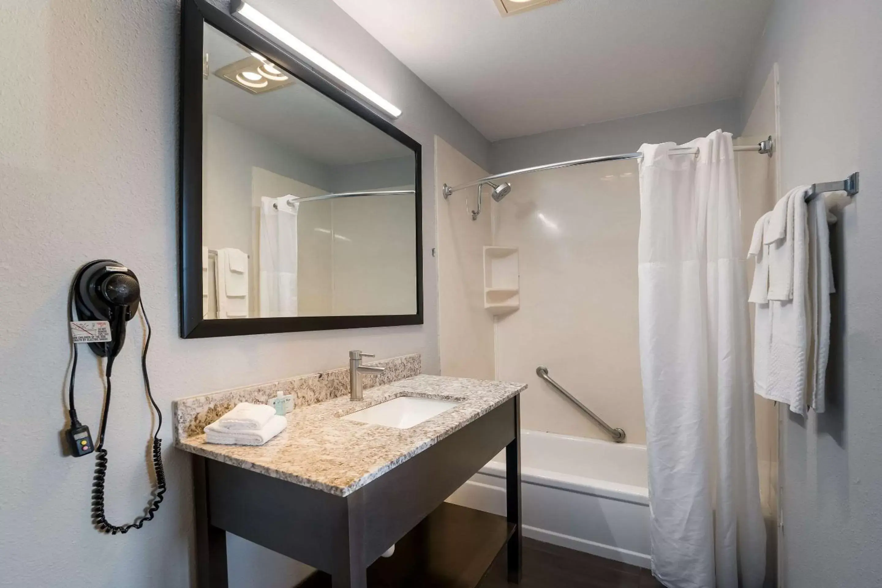 Bedroom, Bathroom in Richland Riverfront Hotel, Ascend Hotel Collection