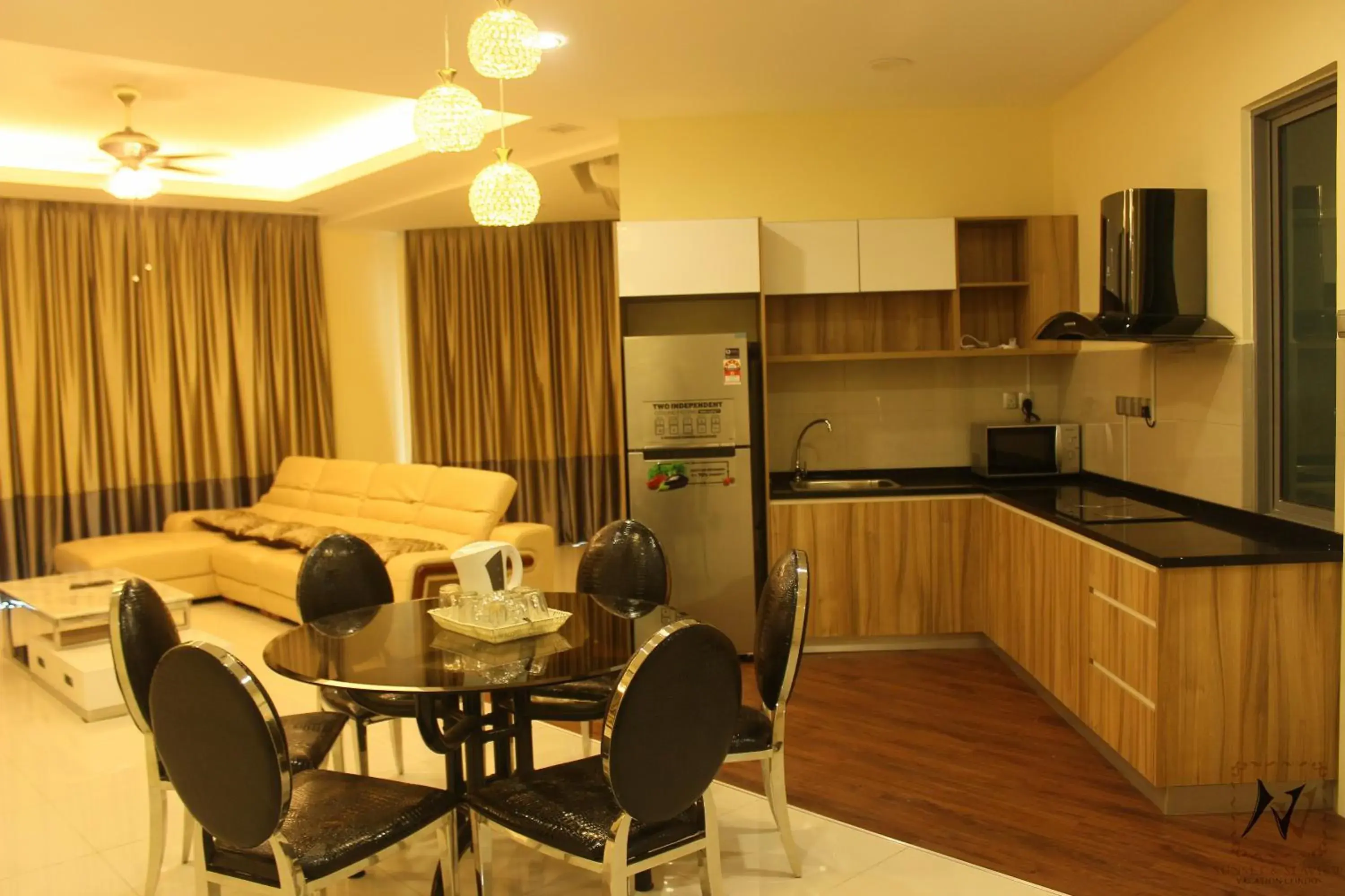 Kitchen or kitchenette, Dining Area in Sunset Seaview Vacation Condos @ IMAGO Shopping Mall
