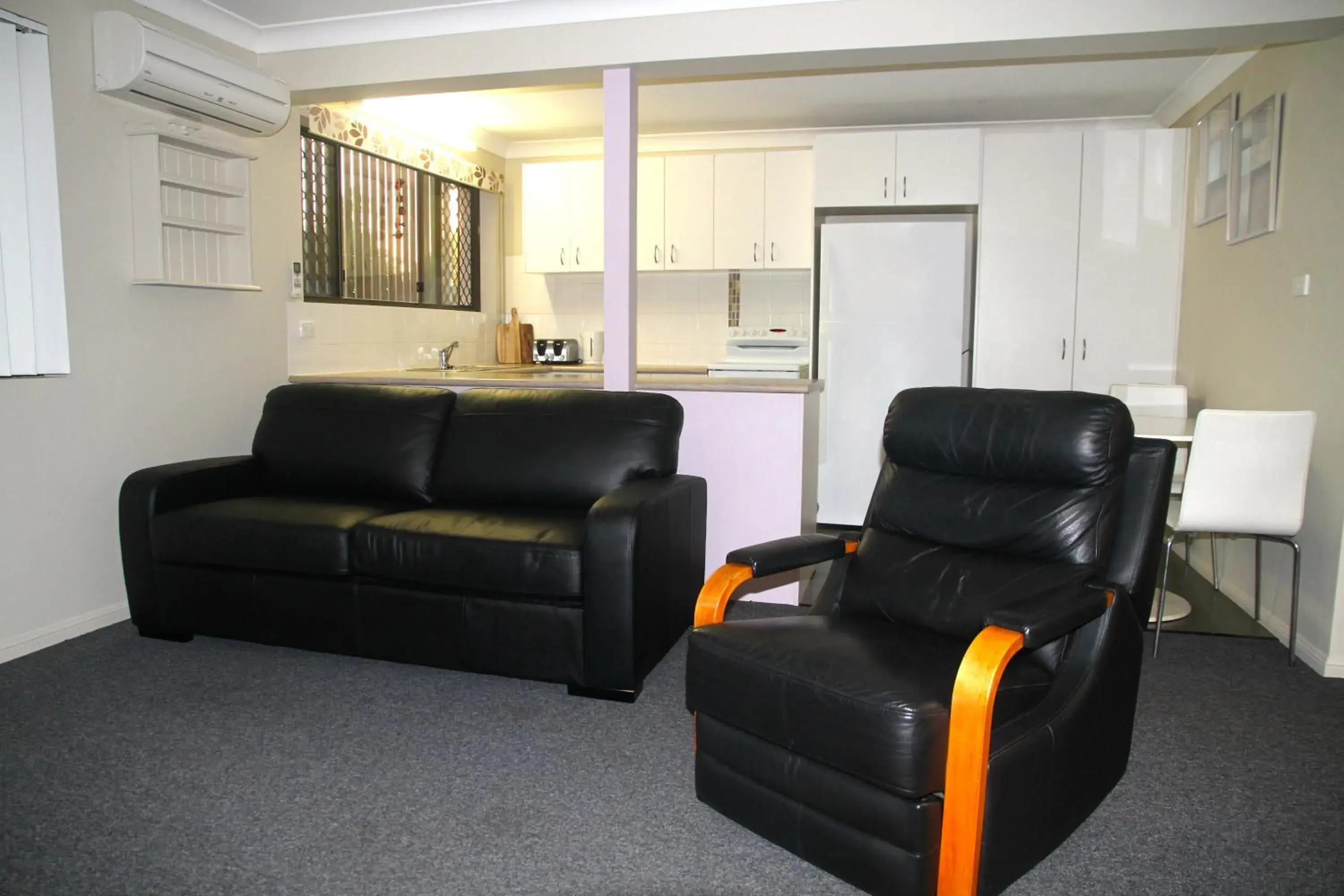 Kitchen or kitchenette, Seating Area in Cleveland Bay Air Motel