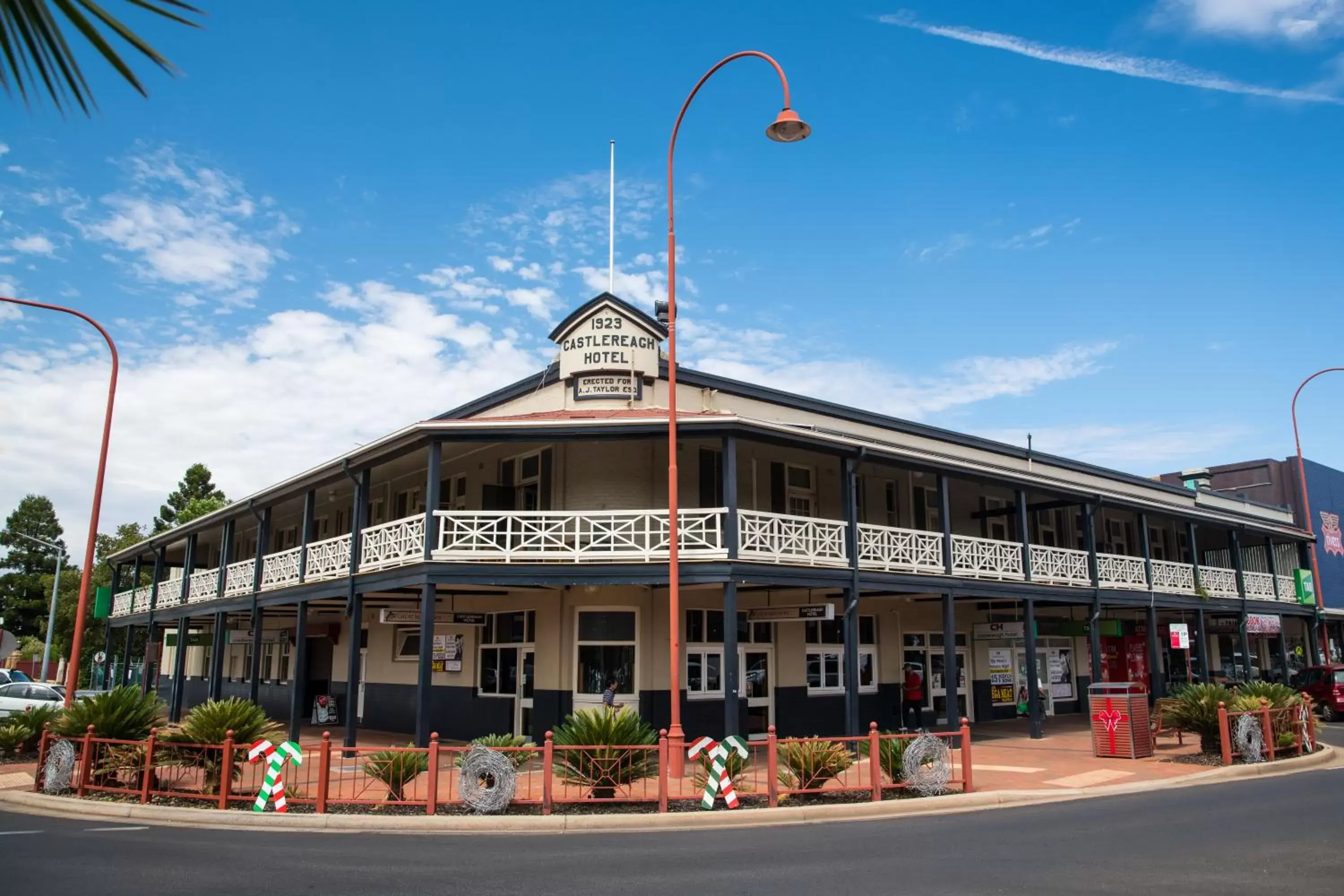 Facade/entrance, Property Building in Castlereagh Hotel