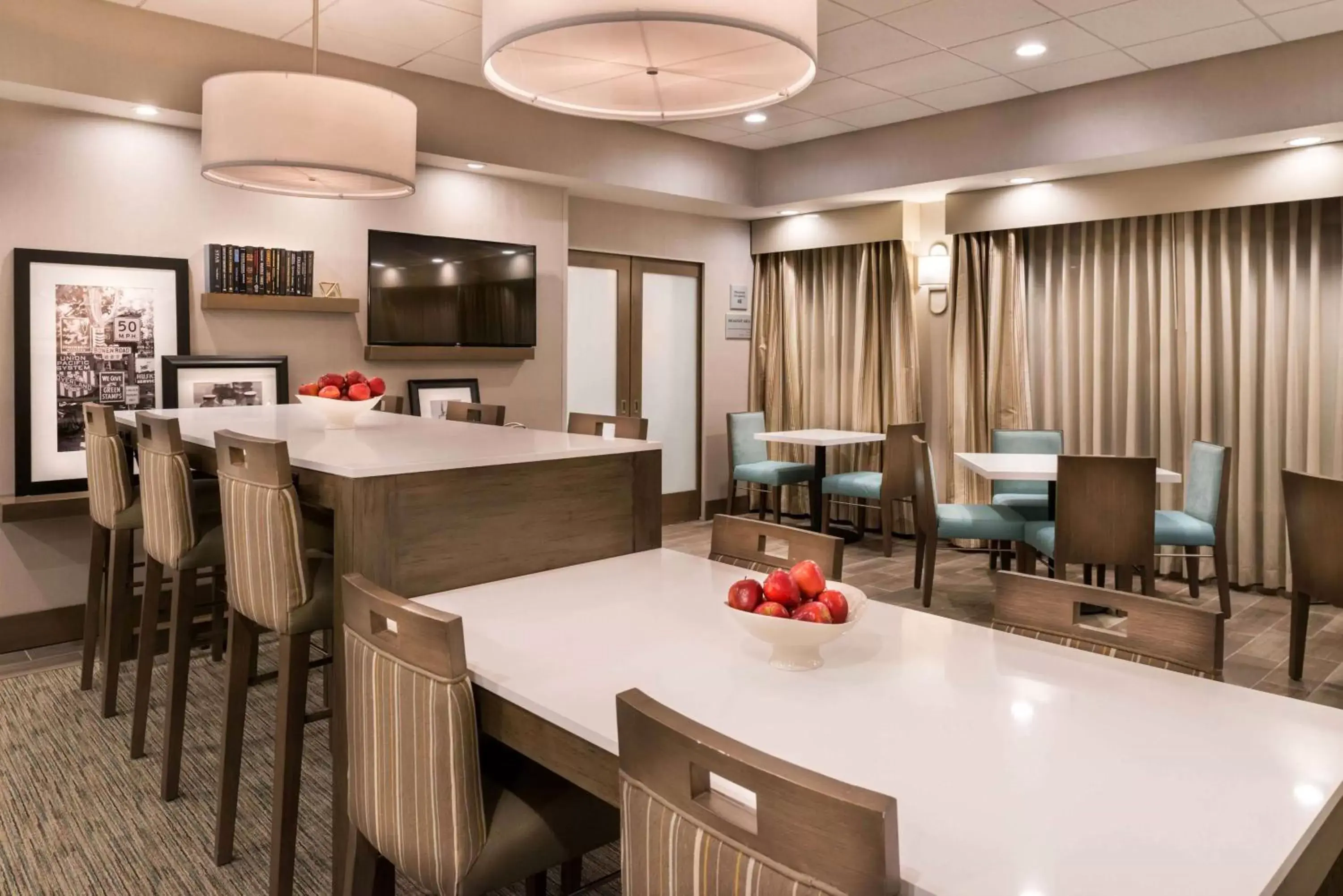 Dining area in Hampton Inn Channel Islands Harbor