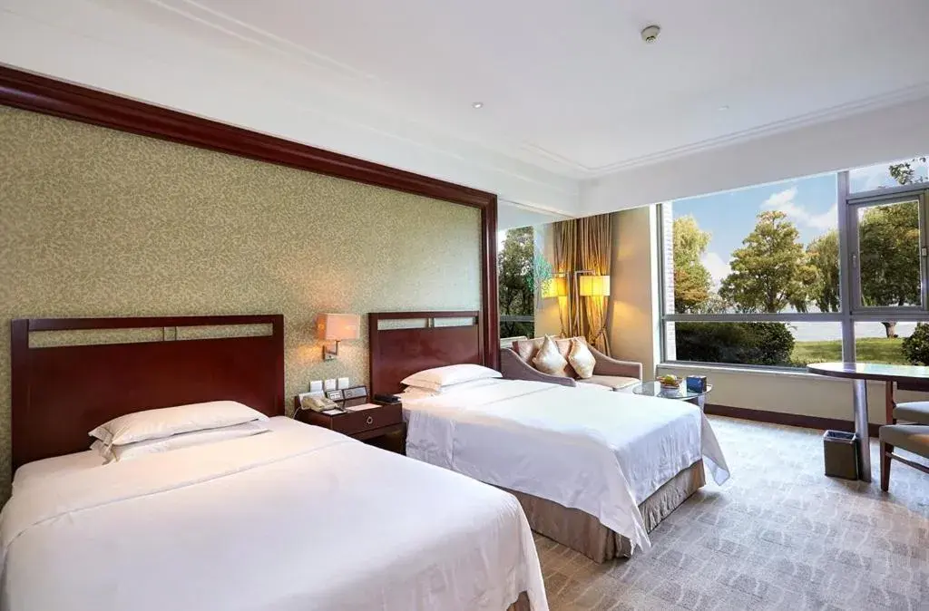 Photo of the whole room, Bed in Tongli Lakeview Hotel
