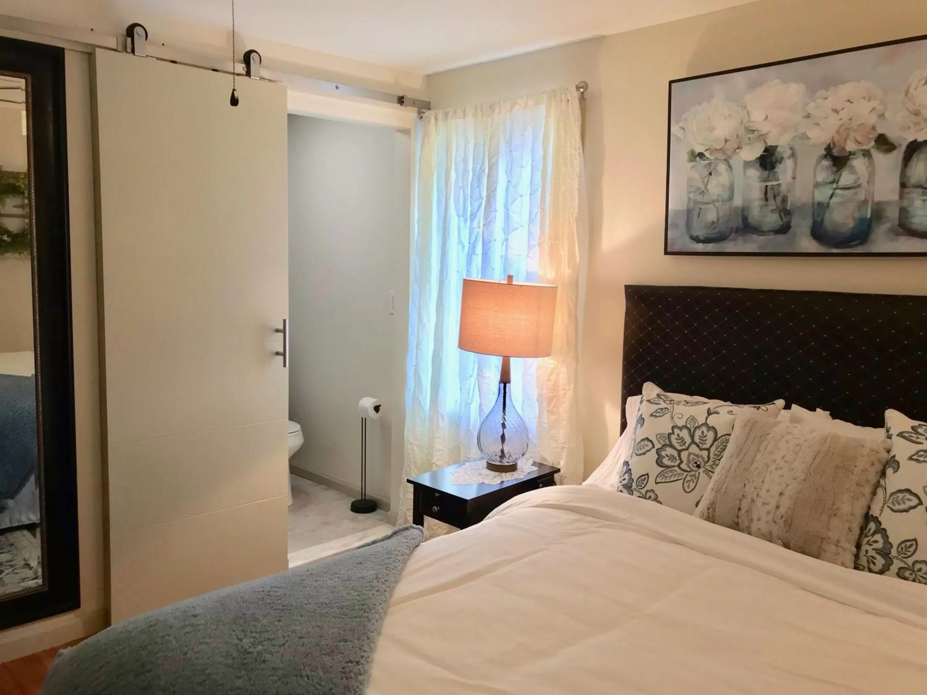 Bedroom, Bed in The Little Italy of Niagara Falls Bed & Breakfast