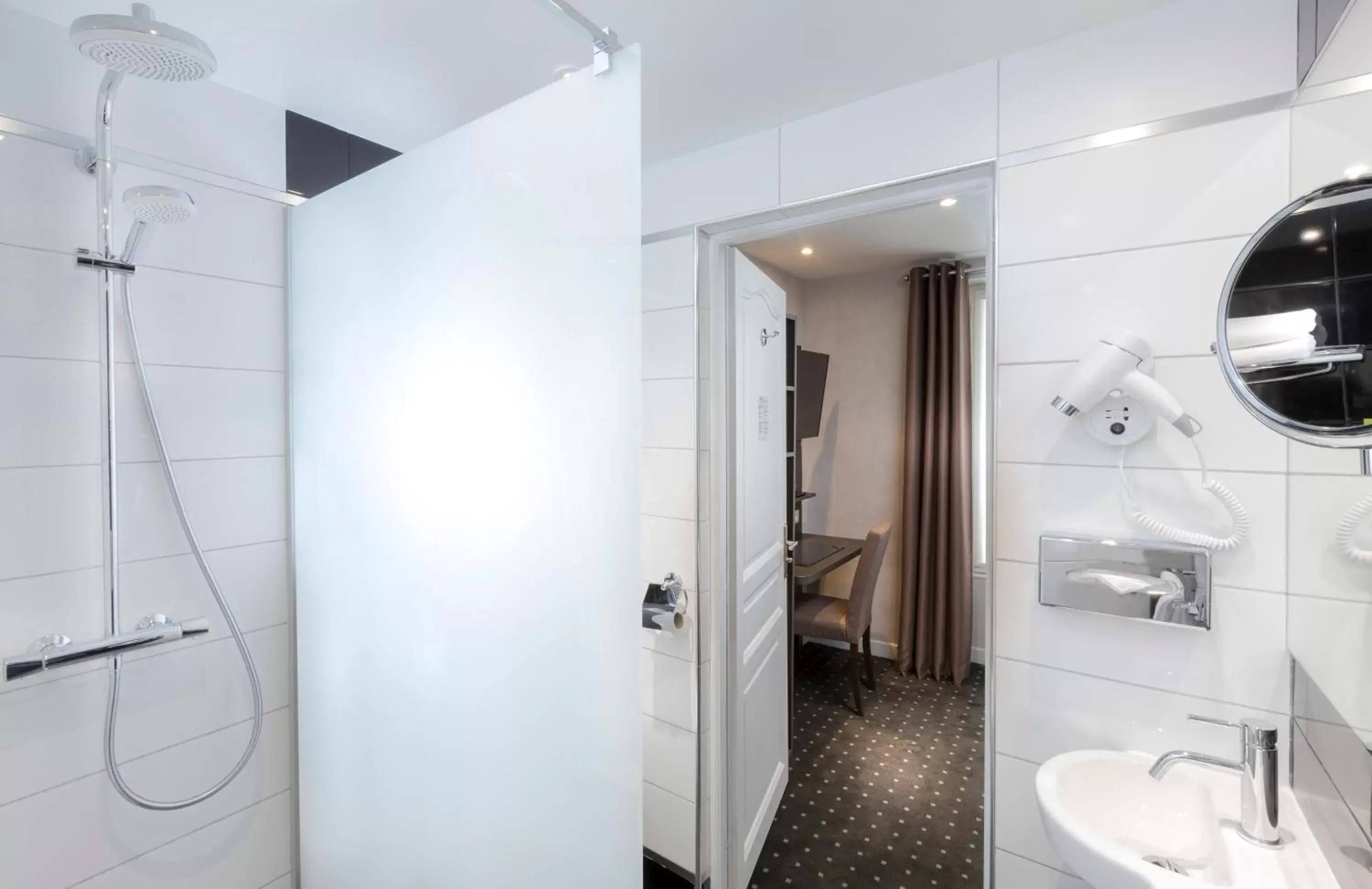 Bathroom in Hotel de la Paix Tour Eiffel