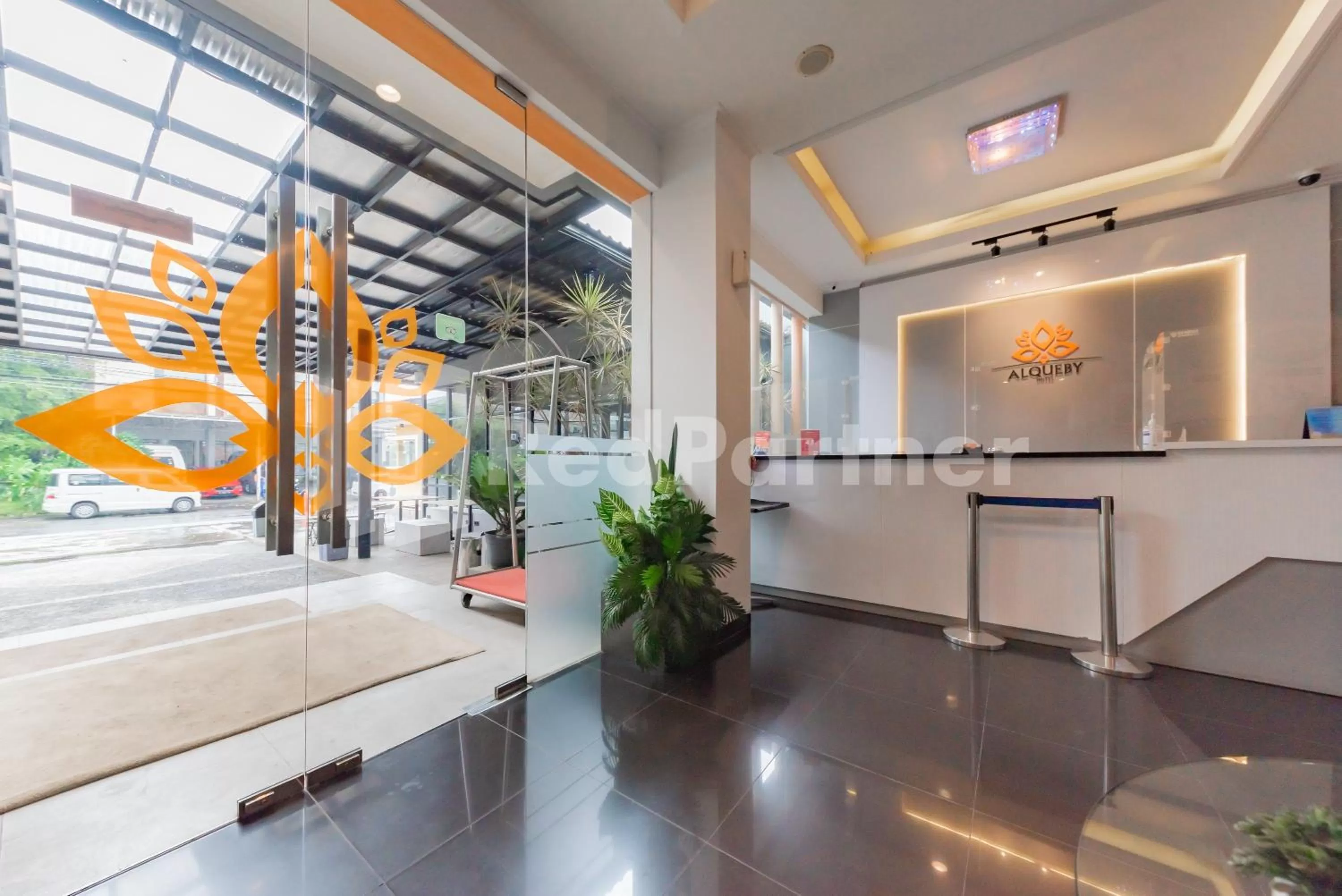 Lobby or reception in Alqueby Hotel near Kiara Artha Park & Trans Studio Mall Mitra RedDoorz