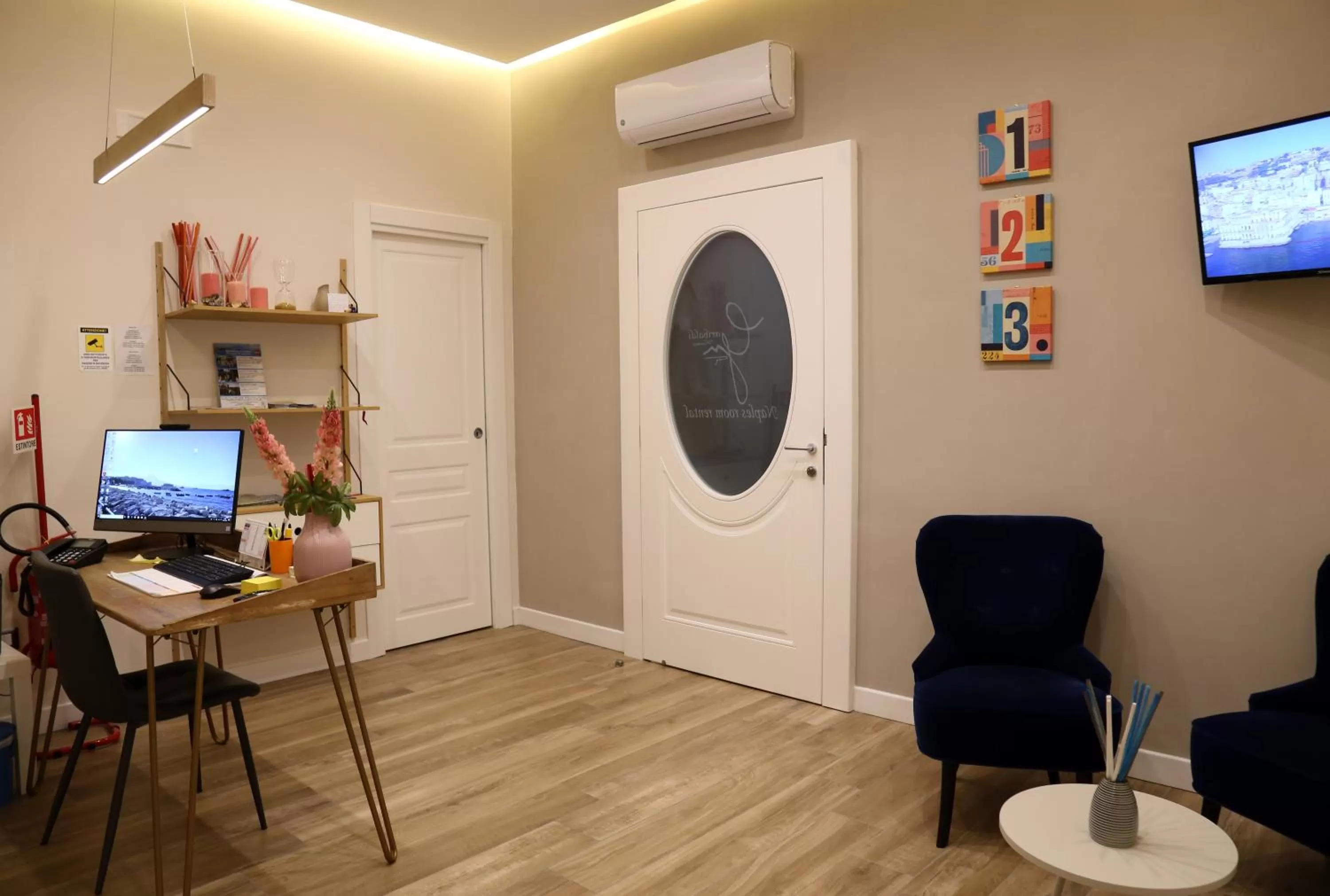 Communal lounge/ TV room, TV/Entertainment Center in Garibaldi Rooms