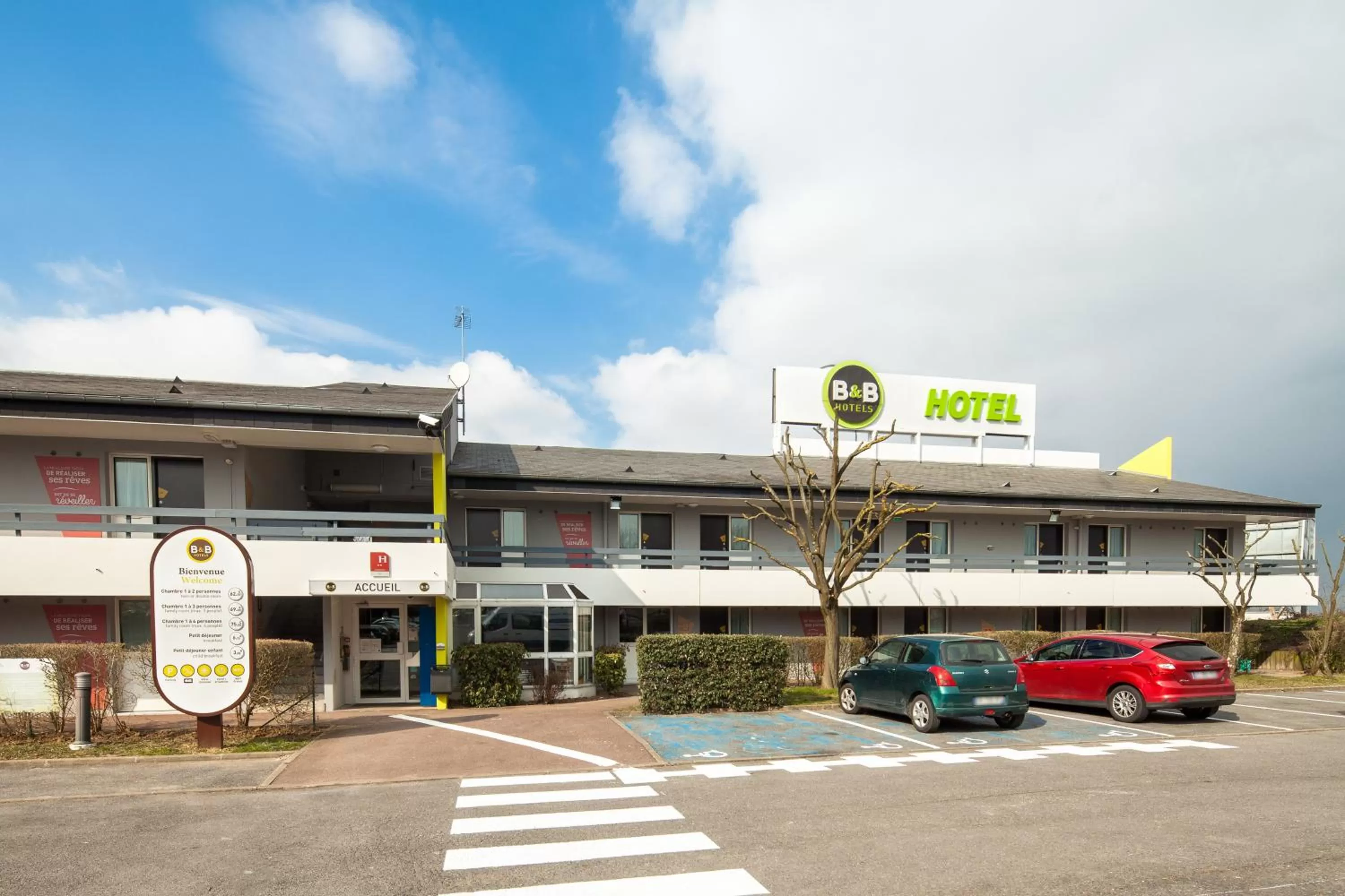 Facade/entrance in B&B HOTEL La Queue En Brie