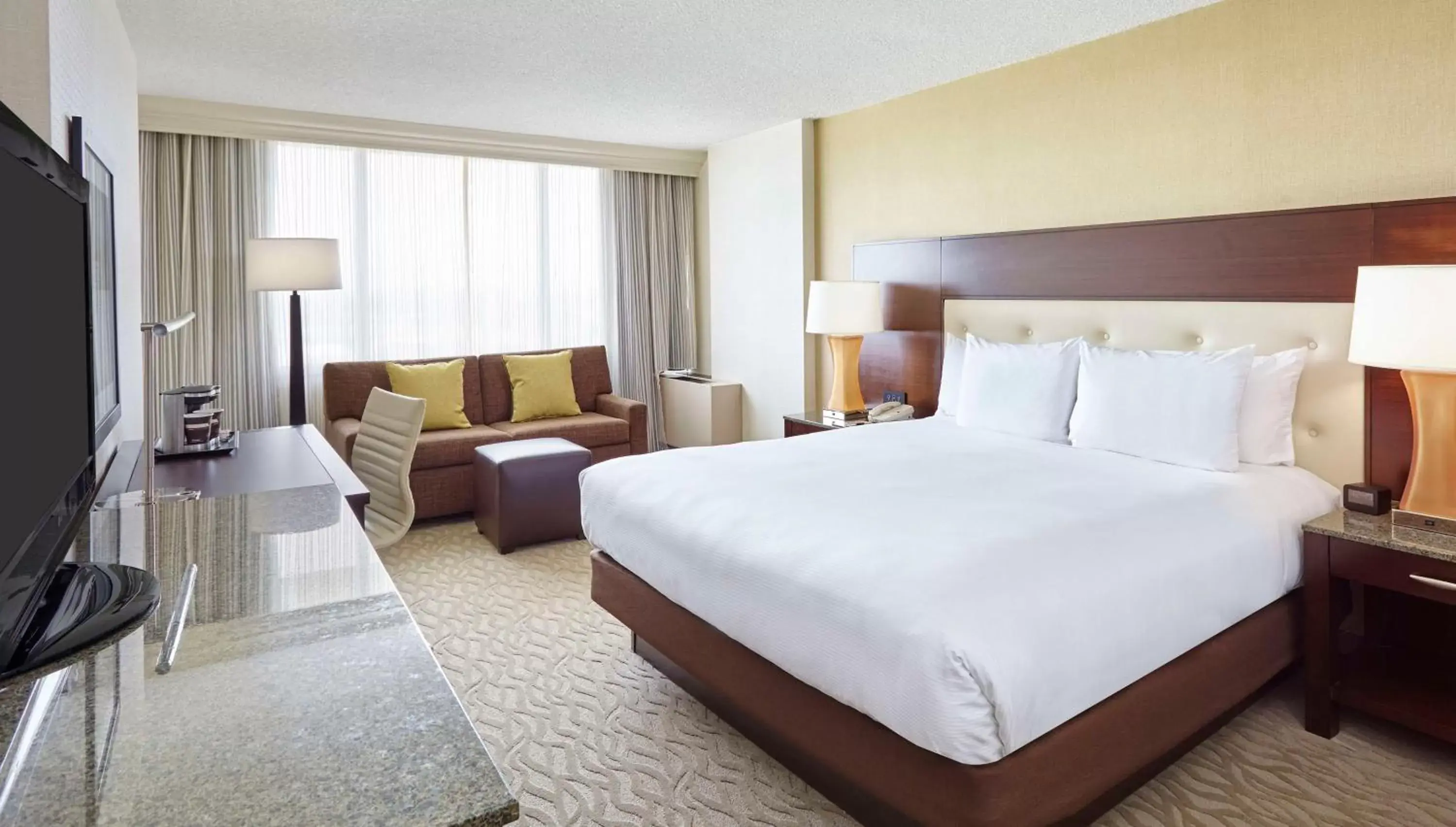 Bedroom, Bed in DoubleTree by Hilton Washington DC – Crystal City